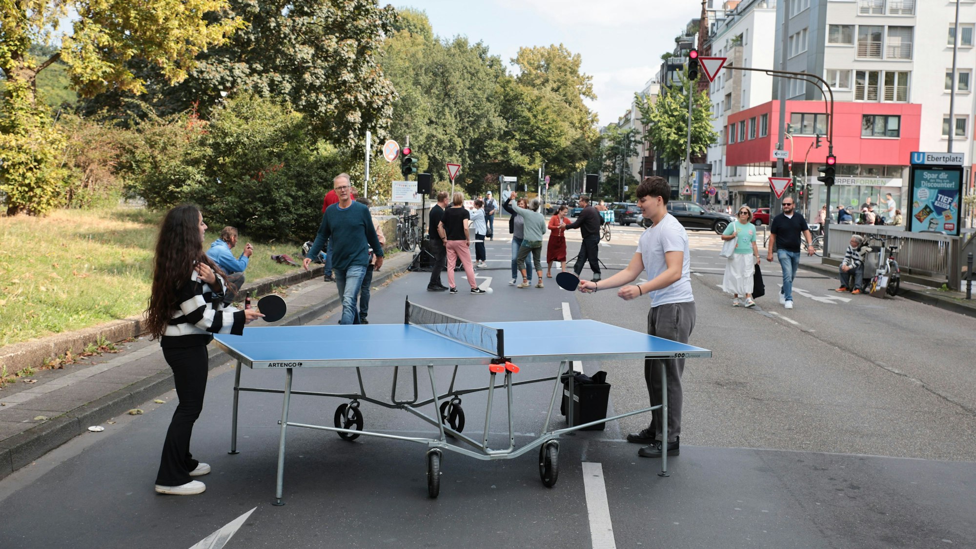 Tischtennis statt Autoverkehr: Die „Freiraumaktion“ der Initiative „Free Ebi“ zwischen Ebertplatz und Eigelstein.