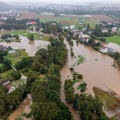Ein mit einer Drohne aufgenommenes Luftbild zeigt eine überschwemmte Straße nach starkem Regen im Südwesten Polens (Krosnowice).