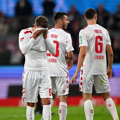 Enttäuschung bei FC-Angreifer Luca Waldschmidt und seinen Kollegen nach dem 1:2 gegen den 1. FC Magdeburg