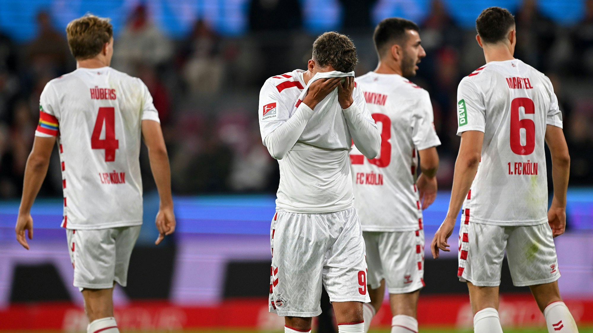 Enttäuschung bei FC-Angreifer Luca Waldschmidt und seinen Kollegen nach dem 1:2 gegen den 1. FC Magdeburg