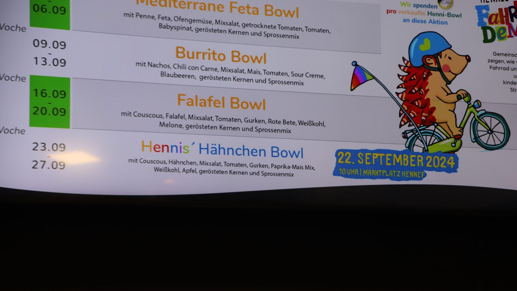Auf einer Werbetafel eines Restaurants wird für ein Menü geworben.