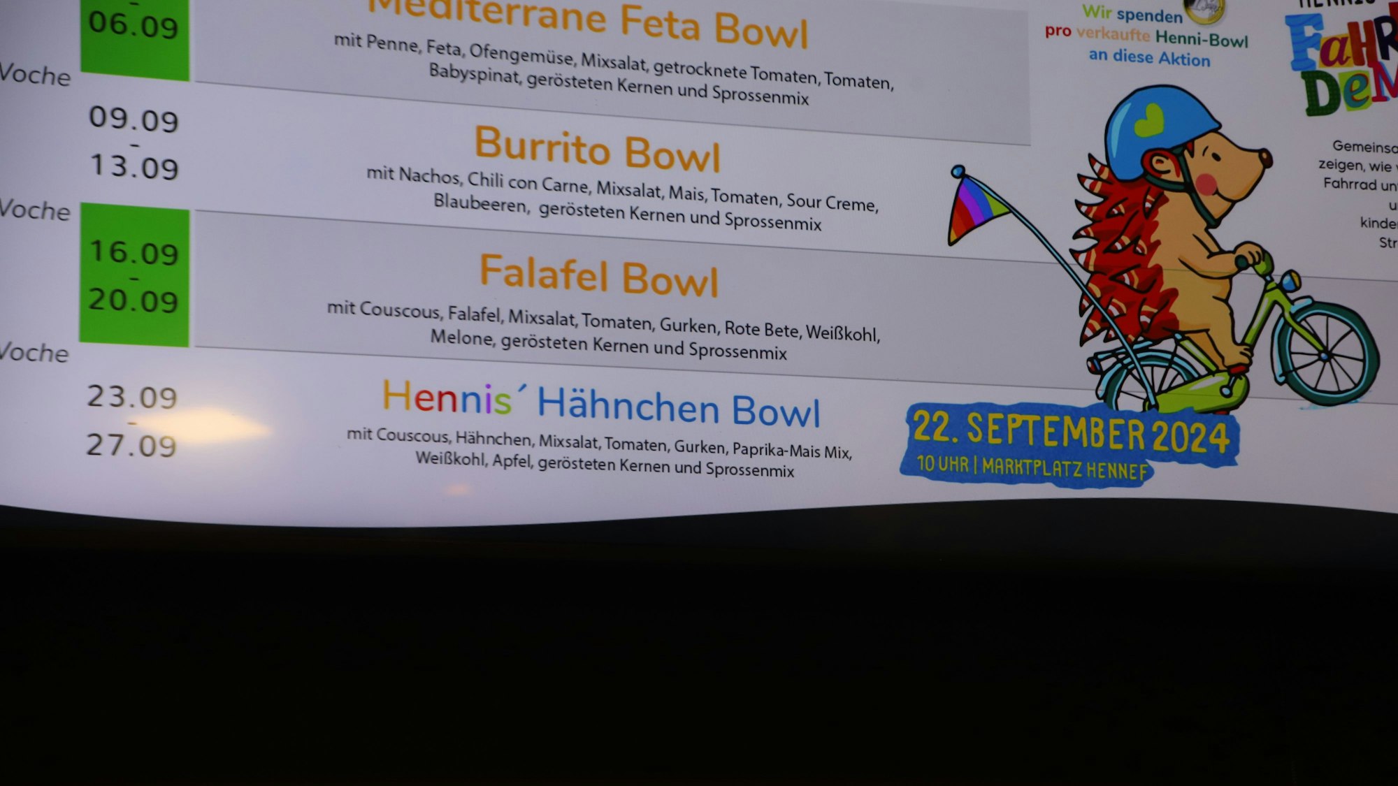 Auf einer Werbetafel eines Restaurants wird für ein Menü geworben.