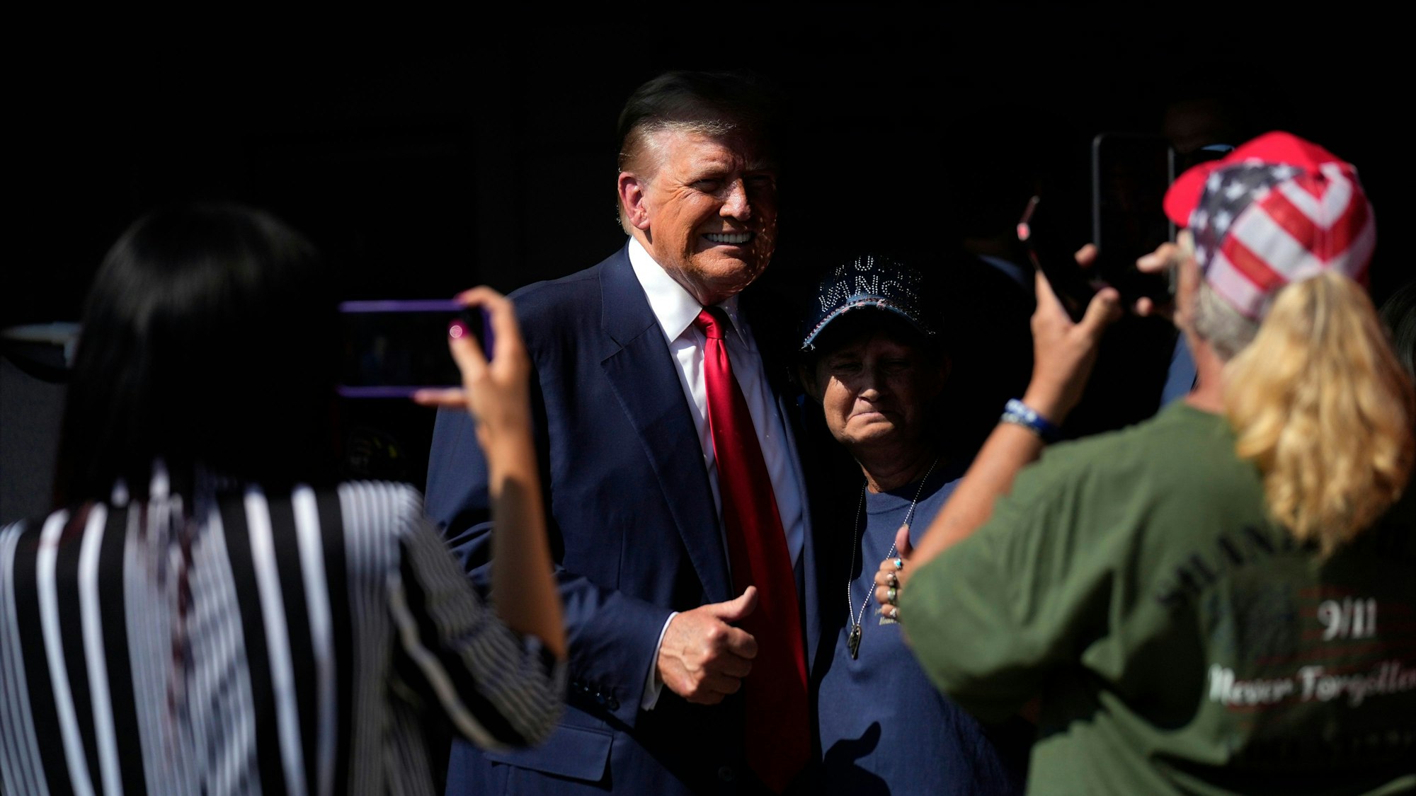 Laura Loomer (l) macht ein Foto, als der republikanische Präsidentschaftskandidat Donald Trump die Shanksville Volunteer Fire Company besucht.