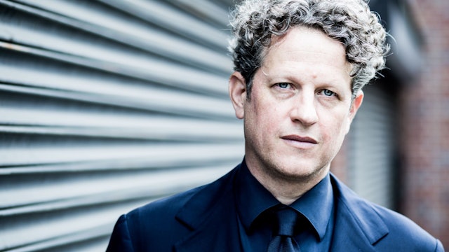 Philipp von Steinaecker schaut uns an.