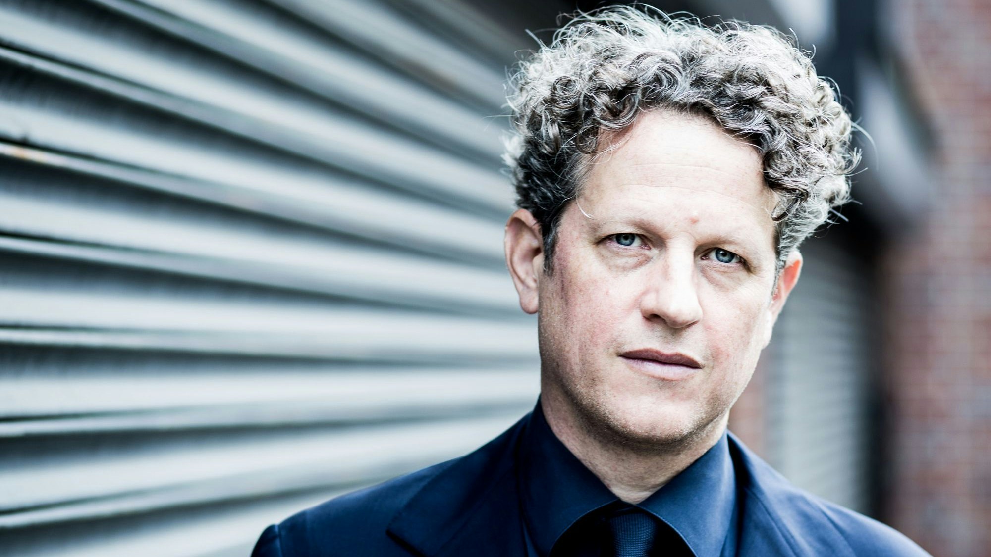 Philipp von Steinaecker schaut uns an.