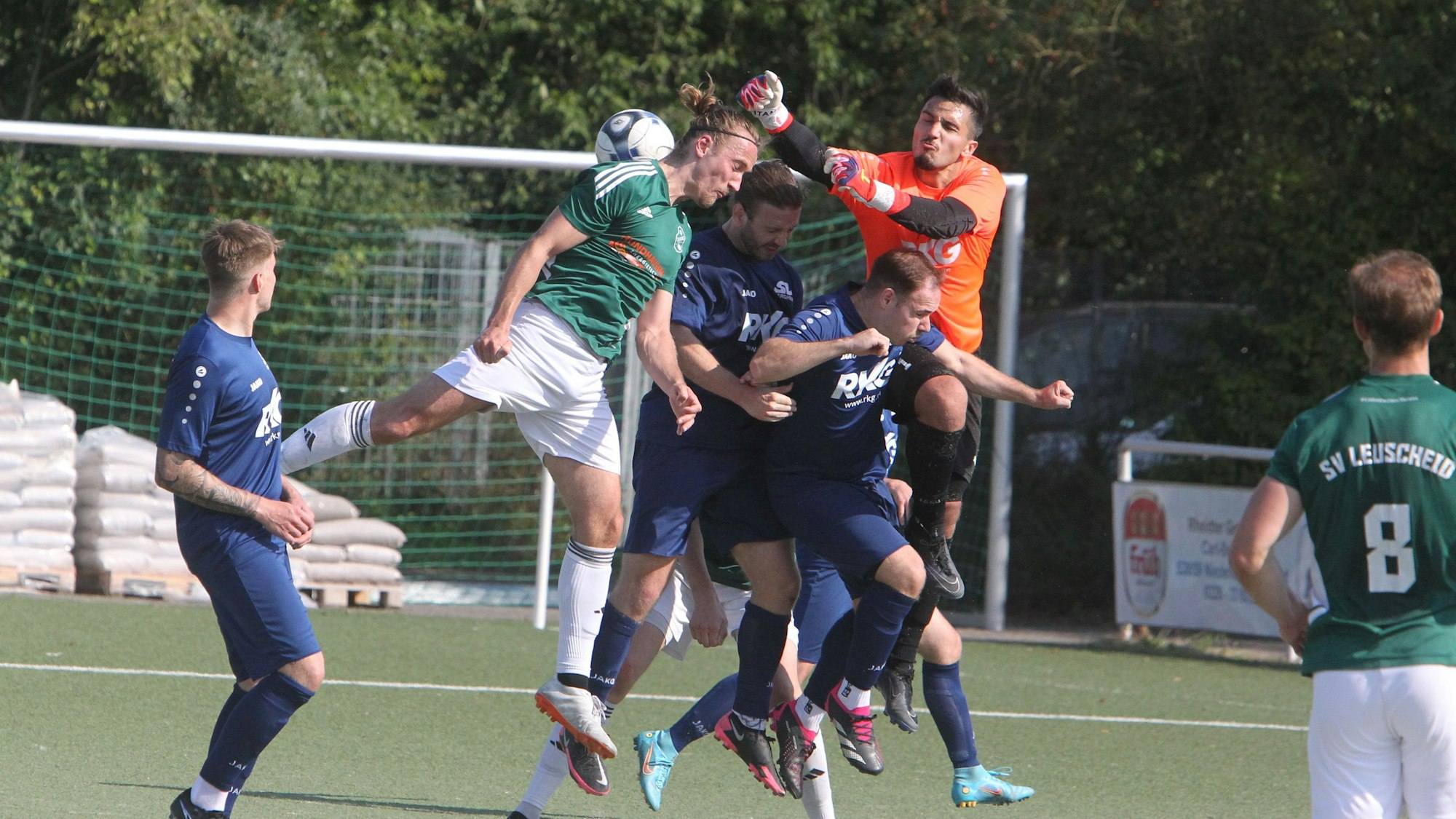 Dicke Luft im Bergheimer Strafraum. Torwart Mert Ates rettet gegen Leuscheids Tom Bungard.