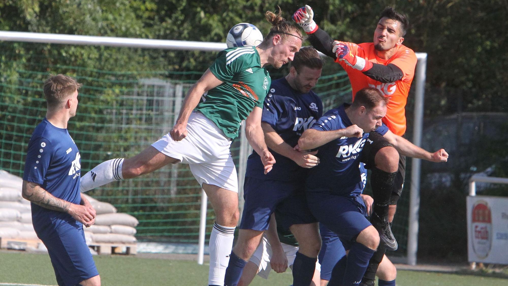 Mit vereinten Kräften: Keeper Mert Ates und der SV Bergheim wollen das nächste Spicher Offensivfeuerwerk verhindern. Fotos: Quentin Bröhl