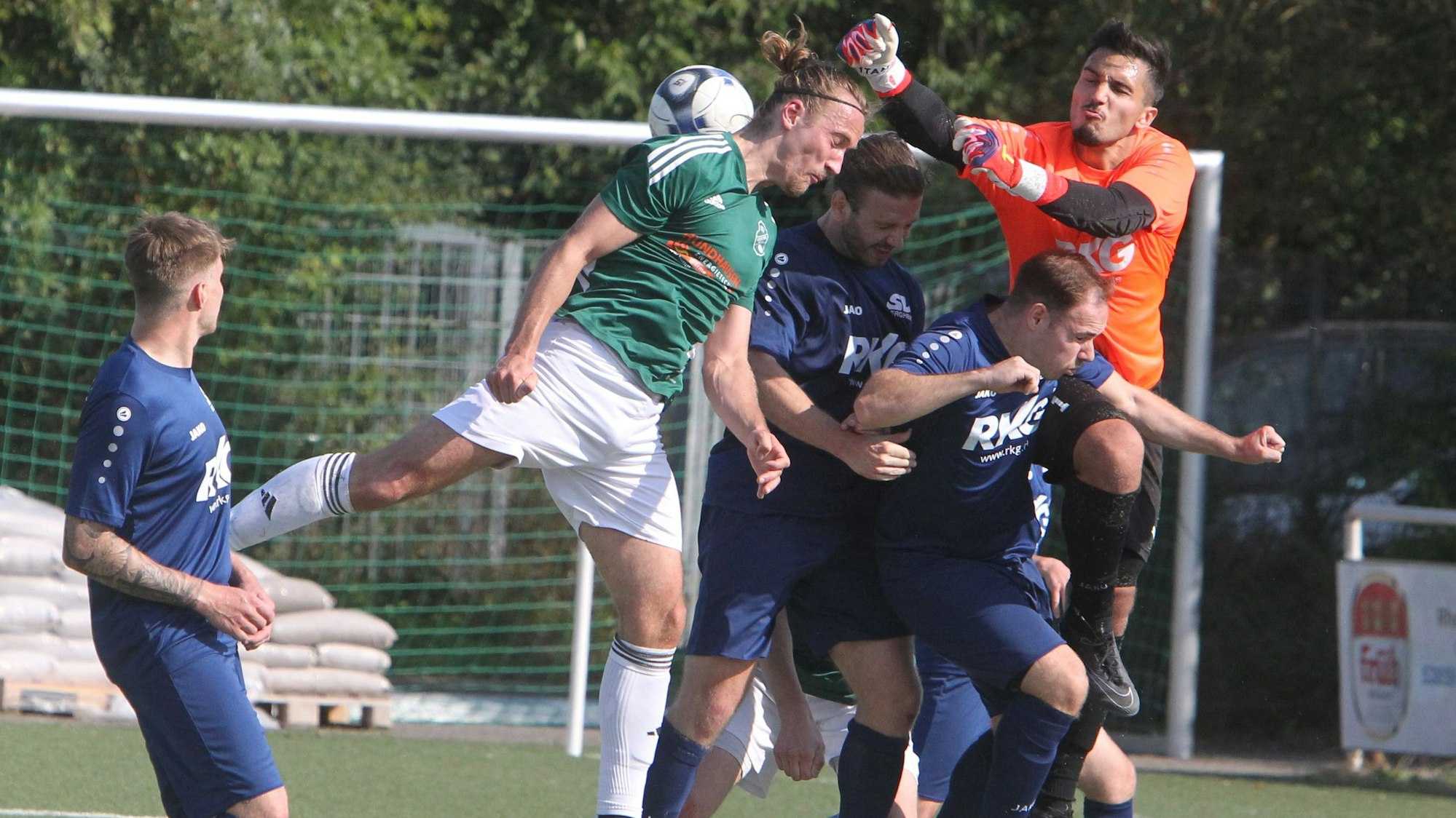 Mit vereinten Kräften: Keeper Mert Ates und der SV Bergheim wollen das nächste Spicher Offensivfeuerwerk verhindern. Fotos: Quentin Bröhl