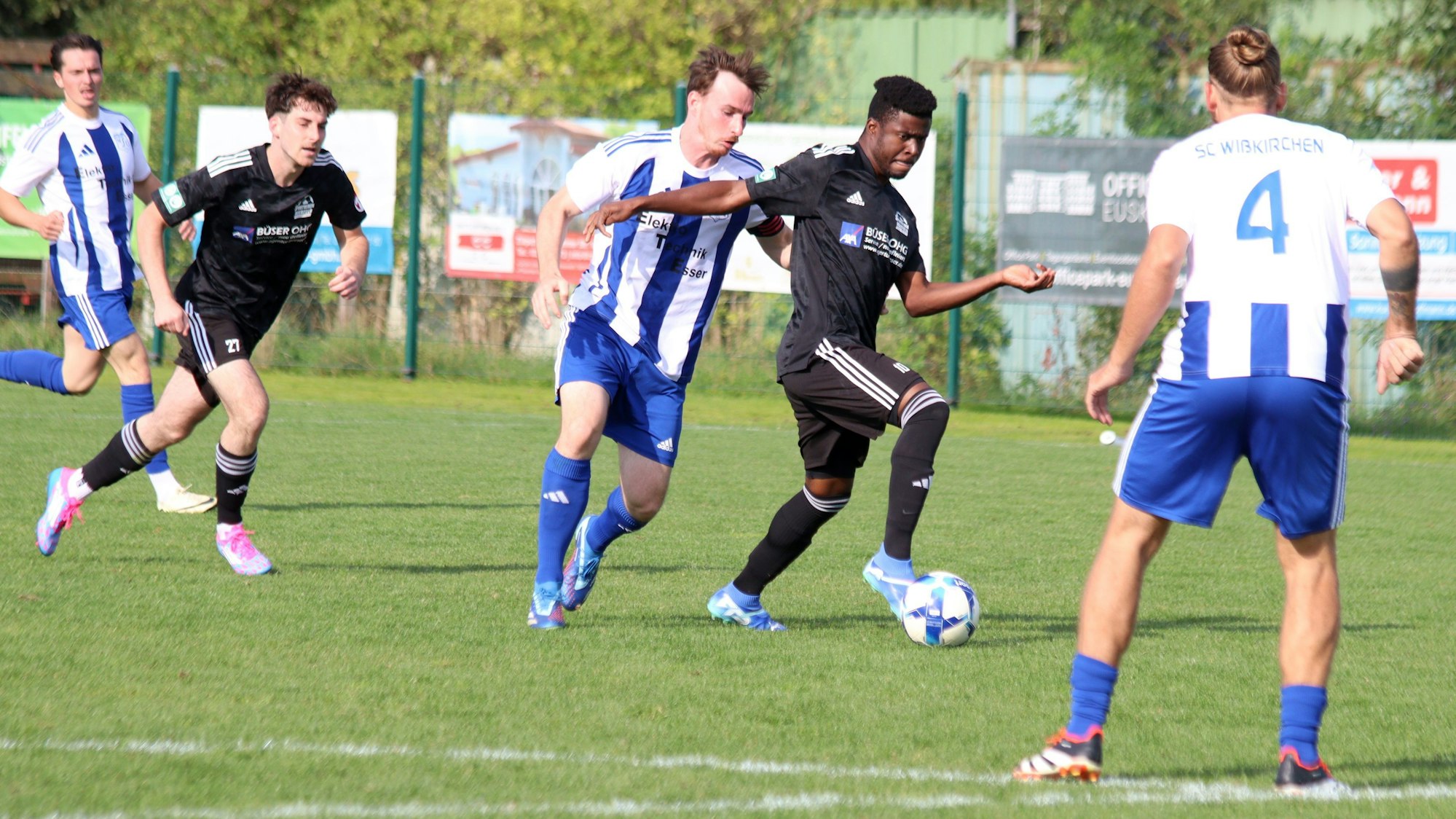 Tomas Delcio Mateus führt den Ball und wird attackiert.