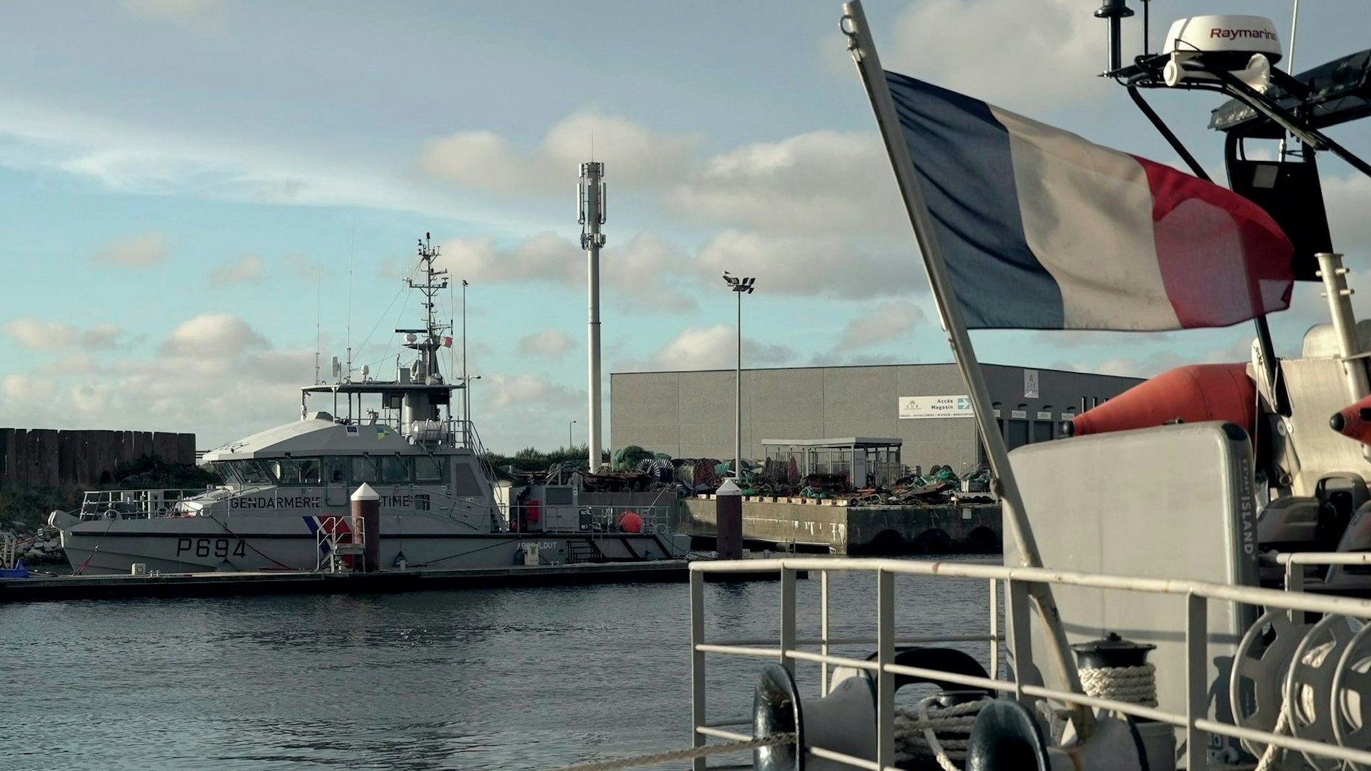 Schiffe der französischen Gendarmerie Nationale liegen im Hafen von Boulogne-Sur-Mer, Frankreich, nachdem sie an einer Rettungsaktion teilgenommen haben, nachdem ein Boot mit Migranten bei dem Versuch, den Ärmelkanal zu überqueren, auseinandergebrochen war.