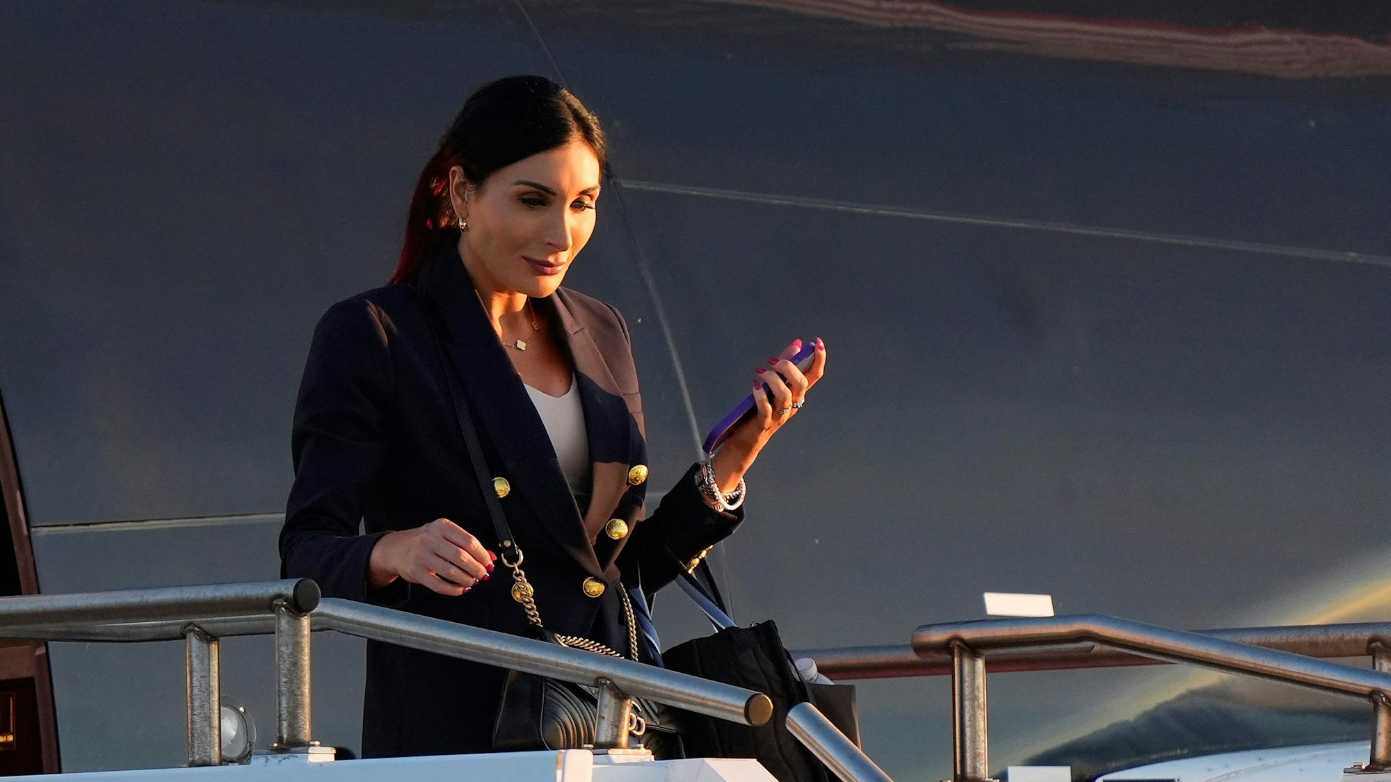 Laura Loomer kommt mit dem republikanischen Präsidentschaftskandidaten und ehemaligen Präsidenten Donald Trump am Dienstag, 10. September 2024, am Philadelphia International Airport in Philadelphia zur Präsidentschaftsdebatte an.