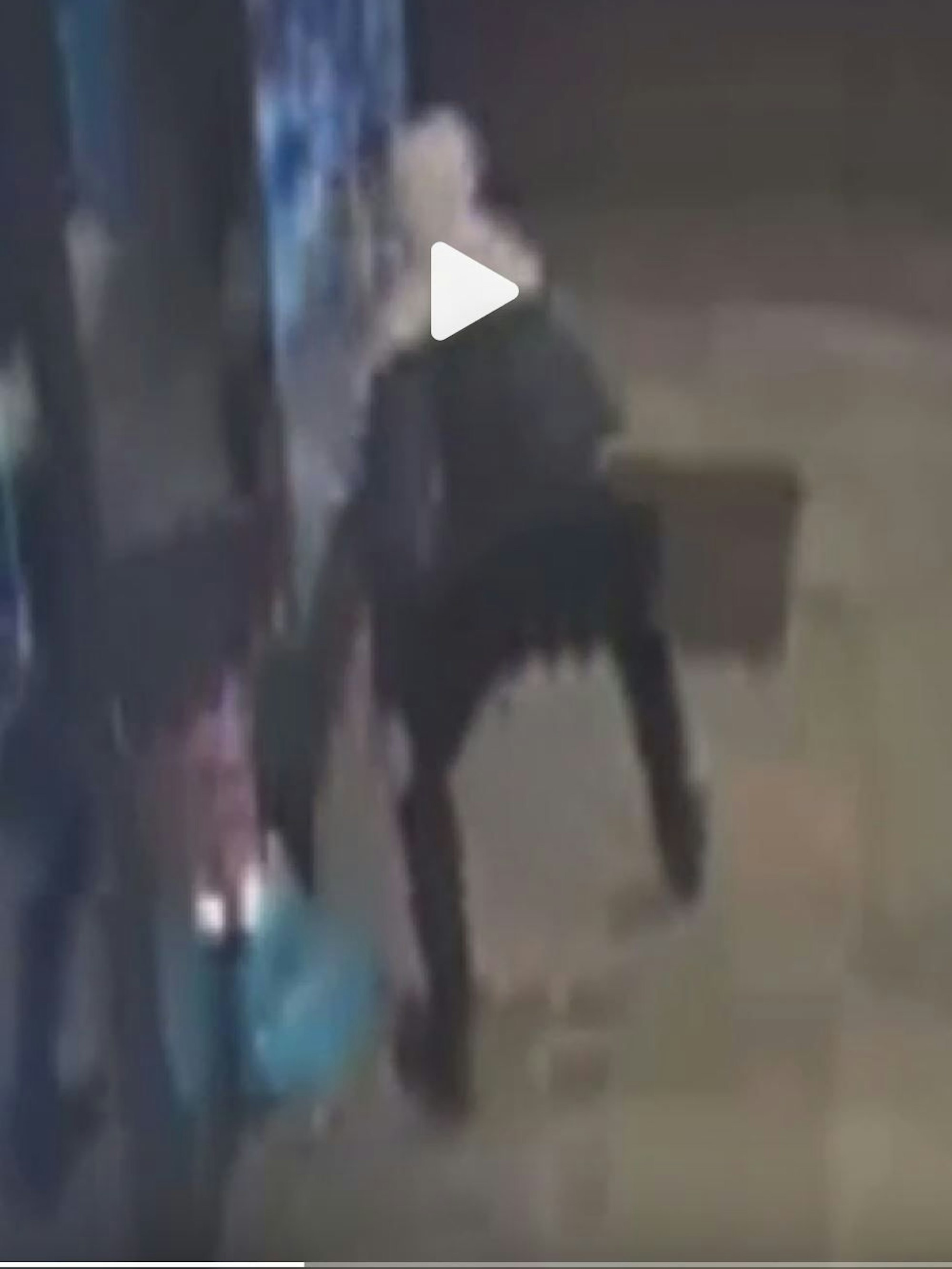 Ein Mann hat eine blaue Tüte in der Passage abgestellt und einen brennenden Gegenstand entzündet.