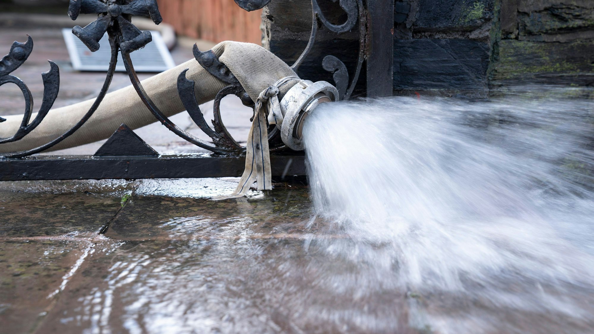 Eine Pumpe pumpt Wasser aus einem Keller.
