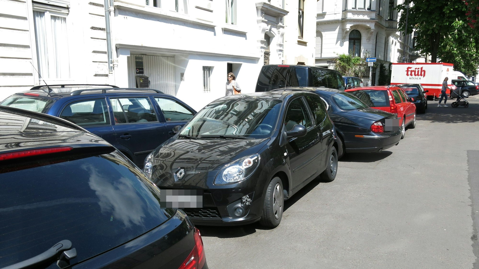 An regulären Parkplätzen fehlt es auch in Ehrenfeld, wie hier in der Everhardstraße.