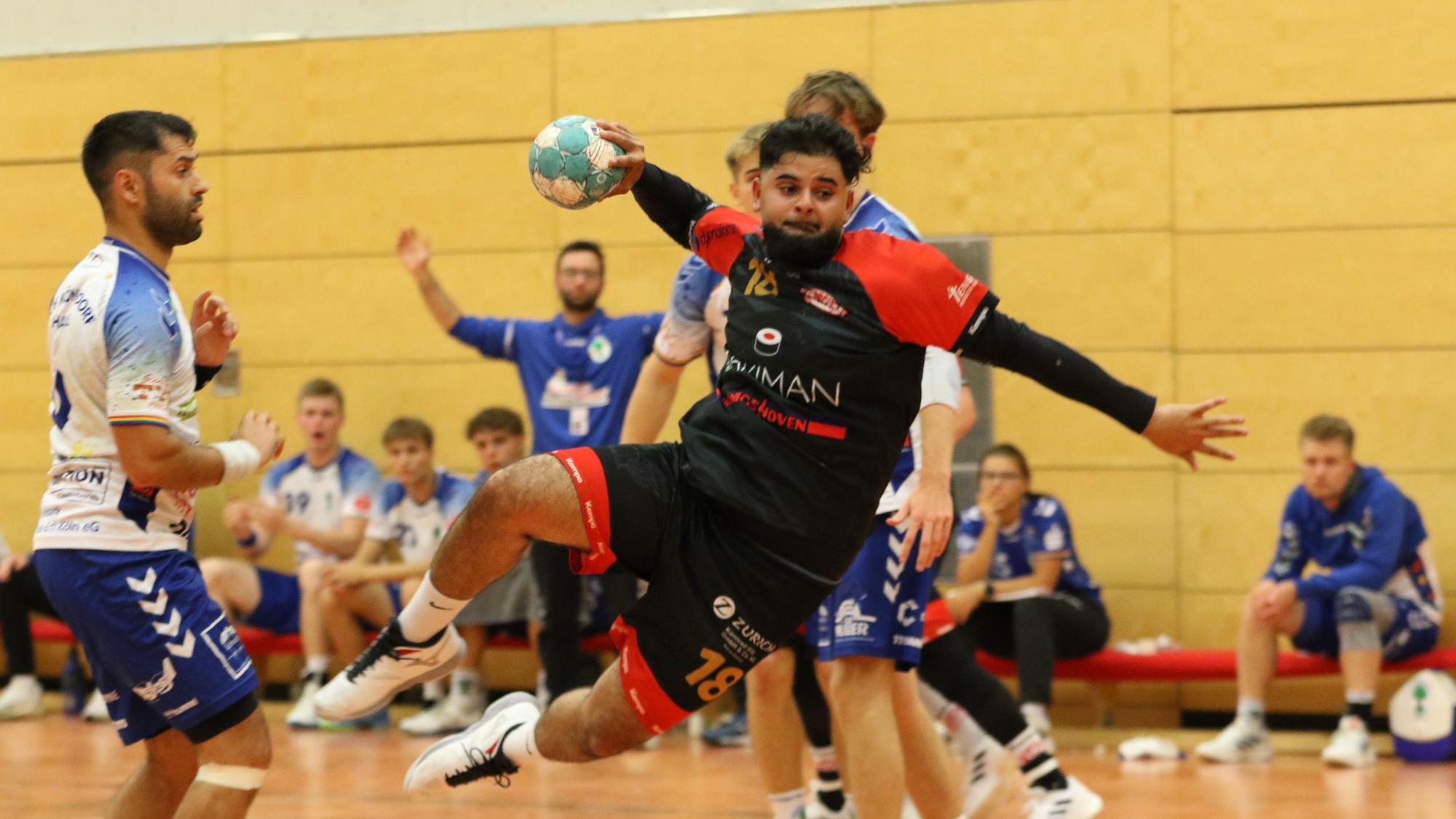 Der Palmersheimer Spieler ist mit dem Ball in den Wurfkreis gesprungen. Zwei Abwehrspieler können ihn nicht stoppen.