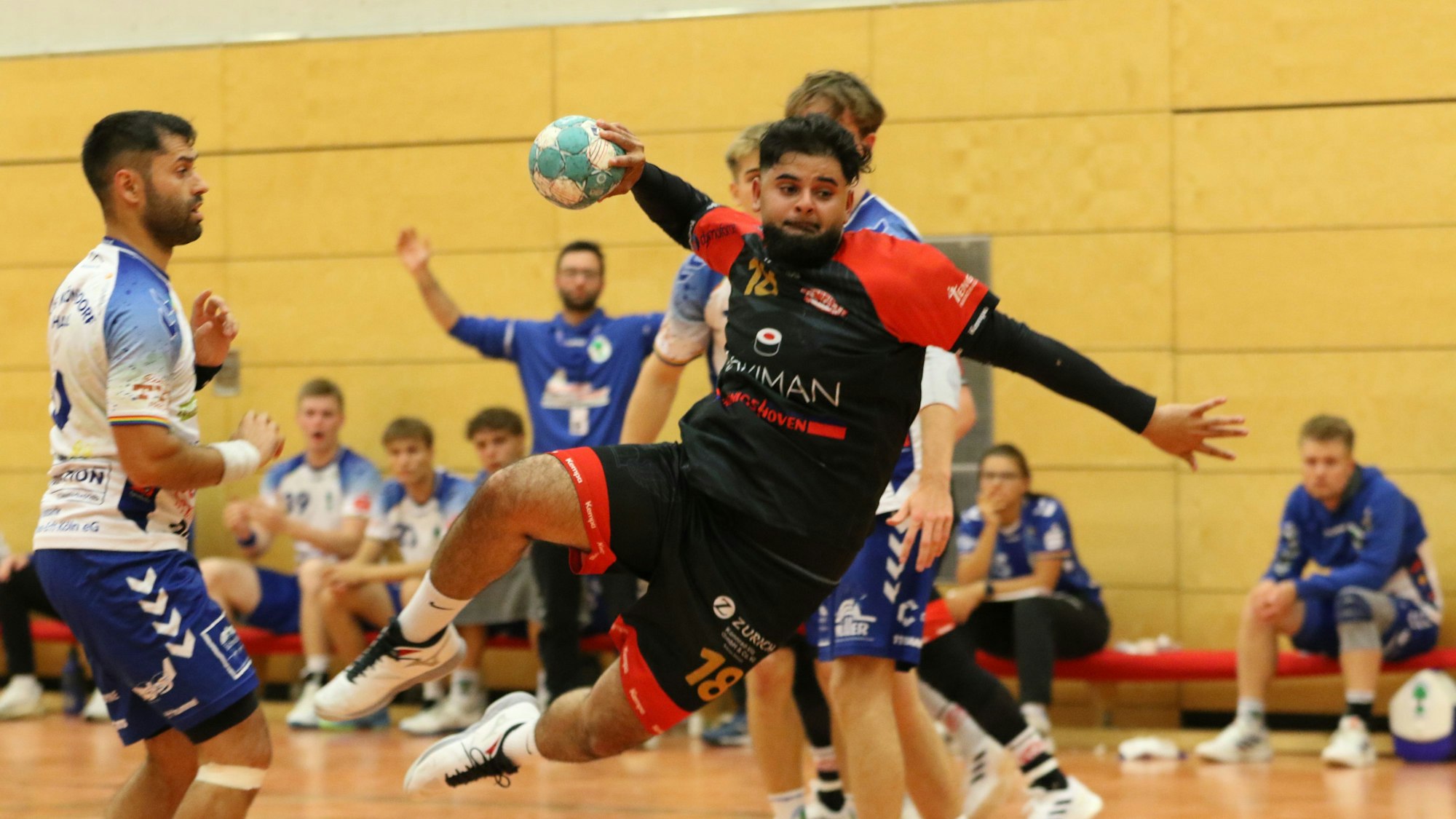 Der Palmersheimer Spieler ist mit dem Ball in den Wurfkreis gesprungen. Zwei Abwehrspieler können ihn nicht stoppen.