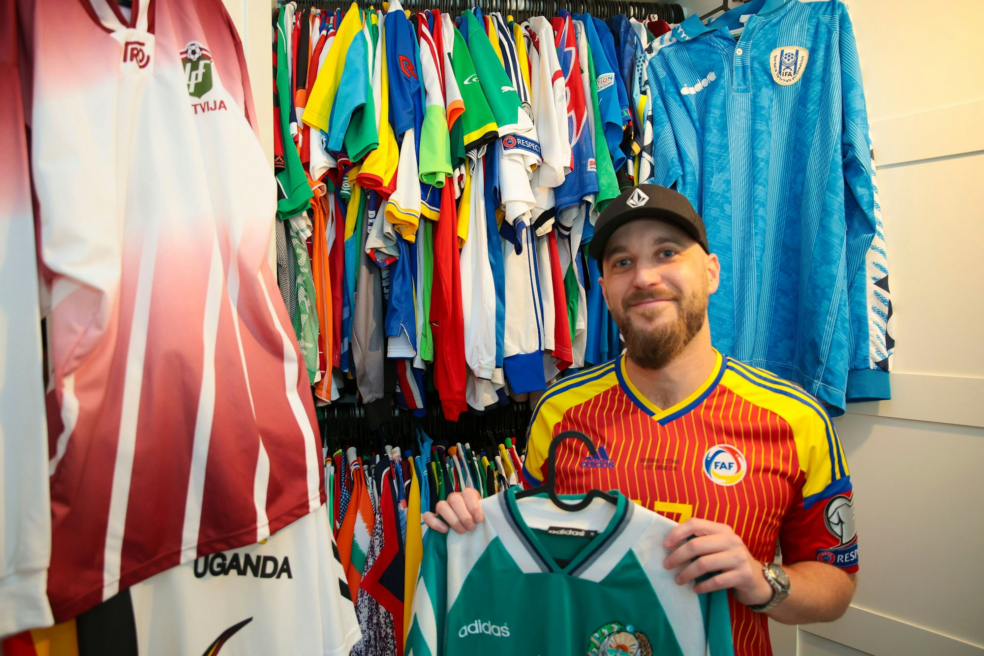 Trikot vor seinem Kleidschrank