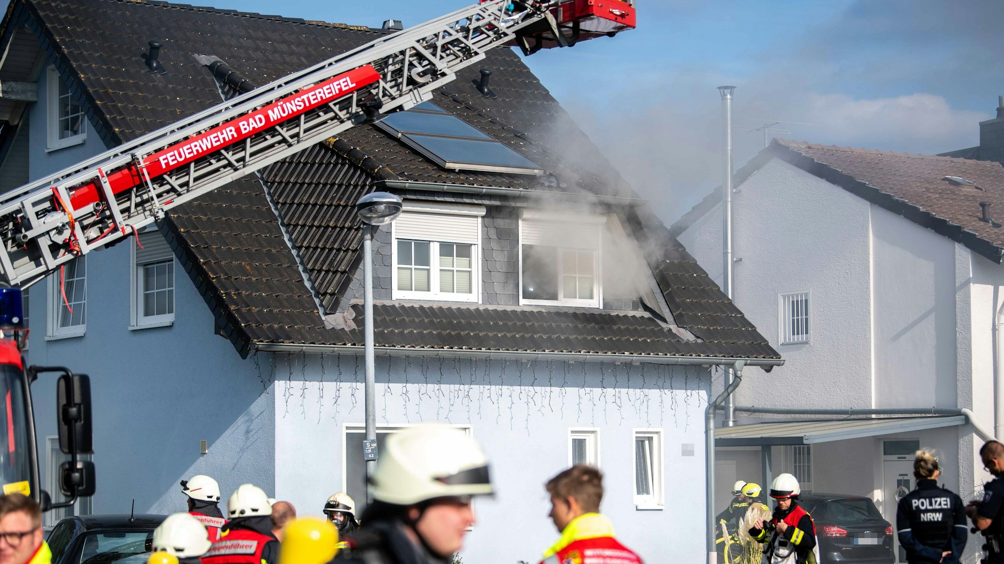 Das Bild zeigt, wie aus einem Fenster im ersten Obergeschoss Rauch ins Freie dringt.