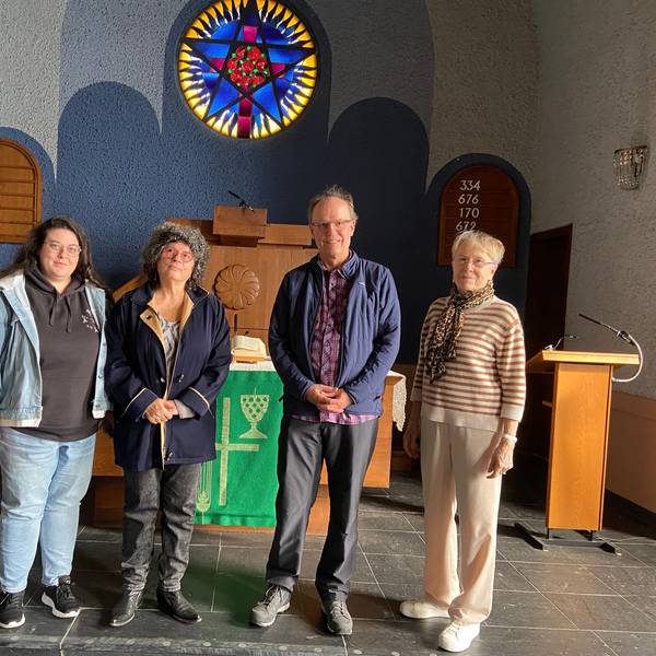 Orna Porats Enkelin Yuval-or, Tochter Lital, Pfarrer Rolf Theobold und Monika Möller beim Erinnerungsbesuch in der Porzer Lukaskirche