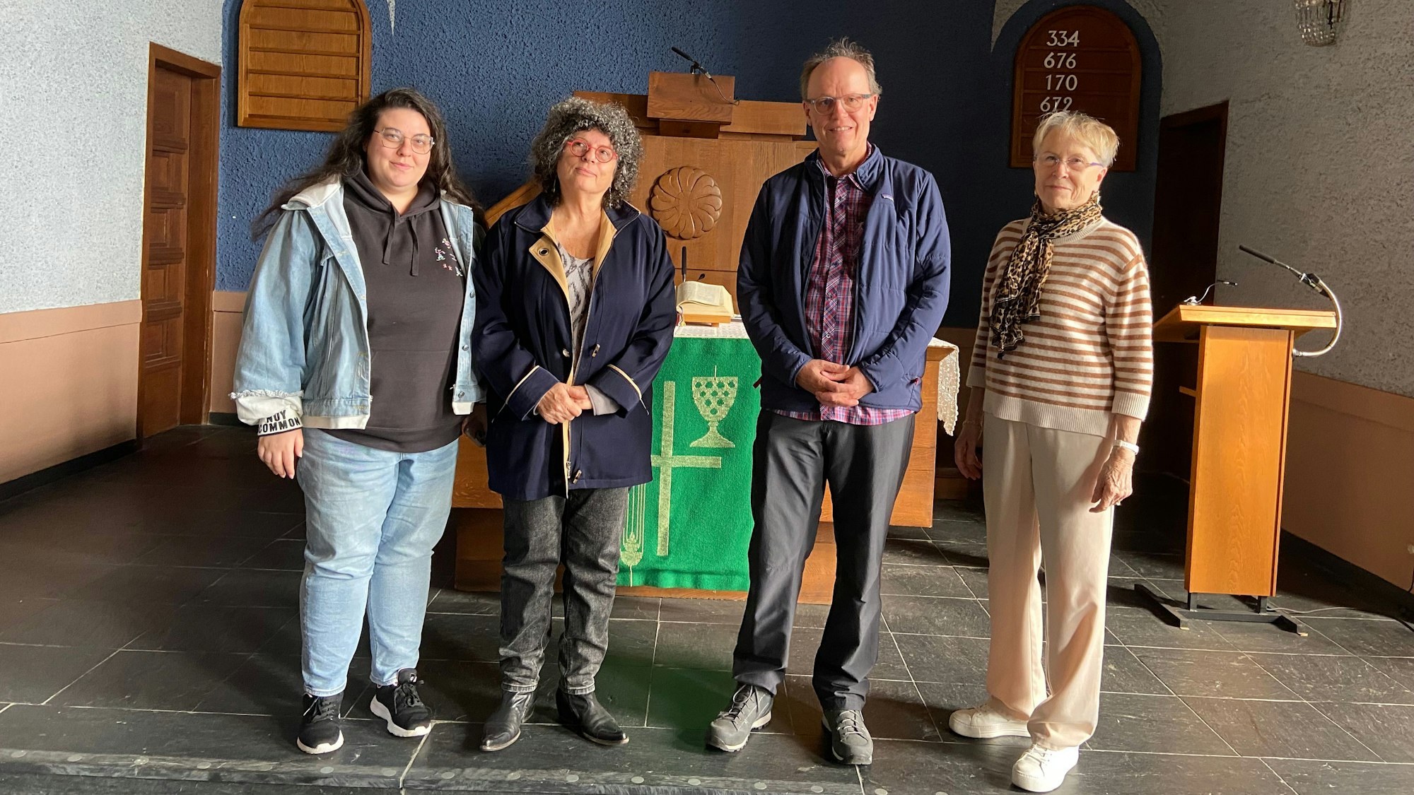 Orna Porats Enkelin Yuval-or, Tochter Lital, Pfarrer Rolf Theobold und Monika Möller beim Erinnerungsbesuch in der Porzer Lukaskirche