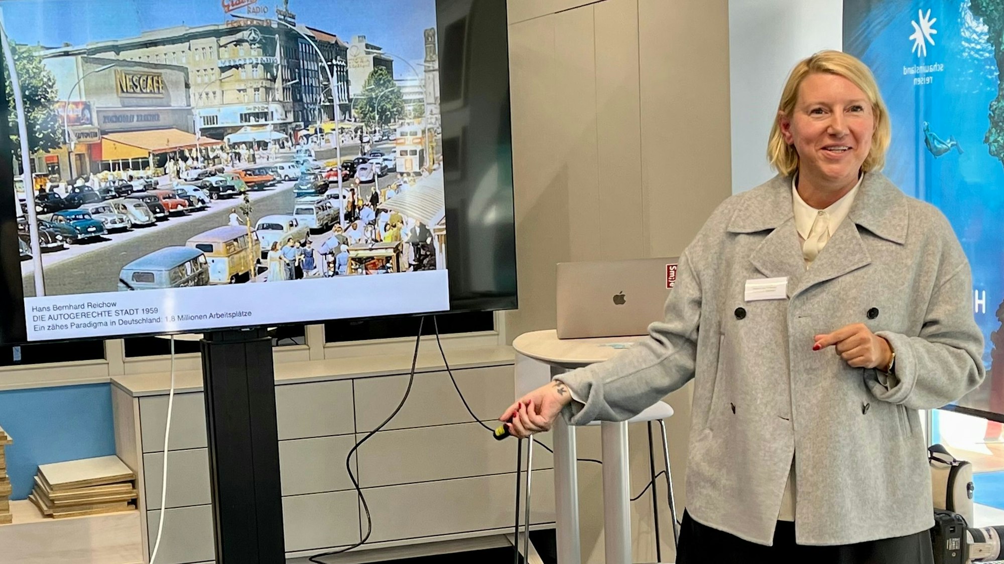 Die Professorin Sabine Krieg steht vor einer Leinwand.