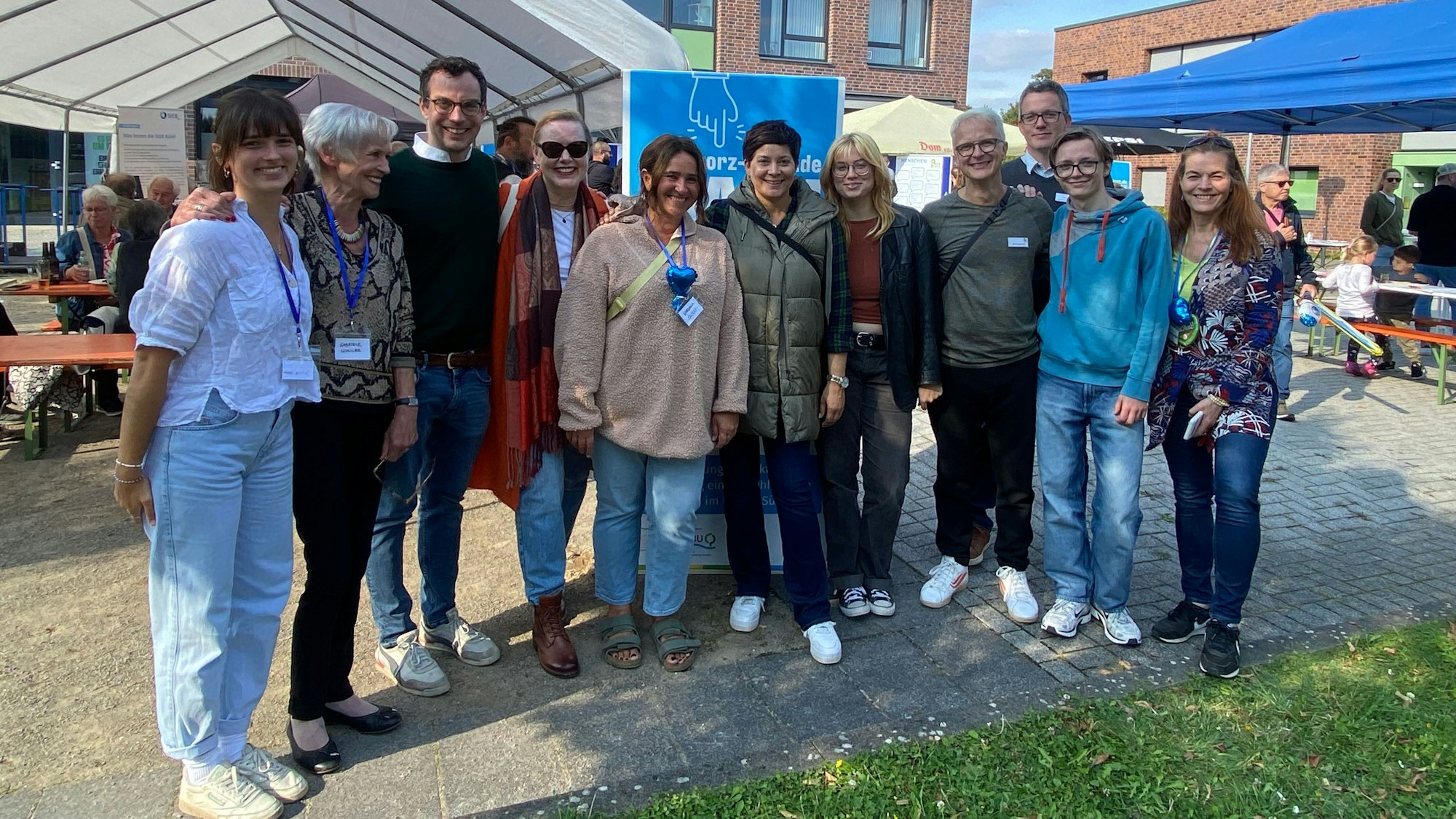 Zu sehen ist das elfköpfige Team des Beteiligungsprojekts „Porzplant“.