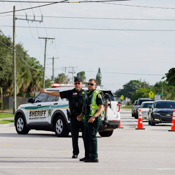 15.09.2024, USA, West Palm Beach: Polizeibeamte leiten den Verkehr in der Nähe des Trump International Golf Club um.