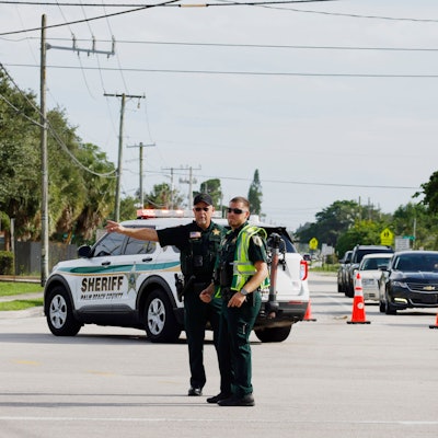 15.09.2024, USA, West Palm Beach: Polizeibeamte leiten den Verkehr in der Nähe des Trump International Golf Club um.