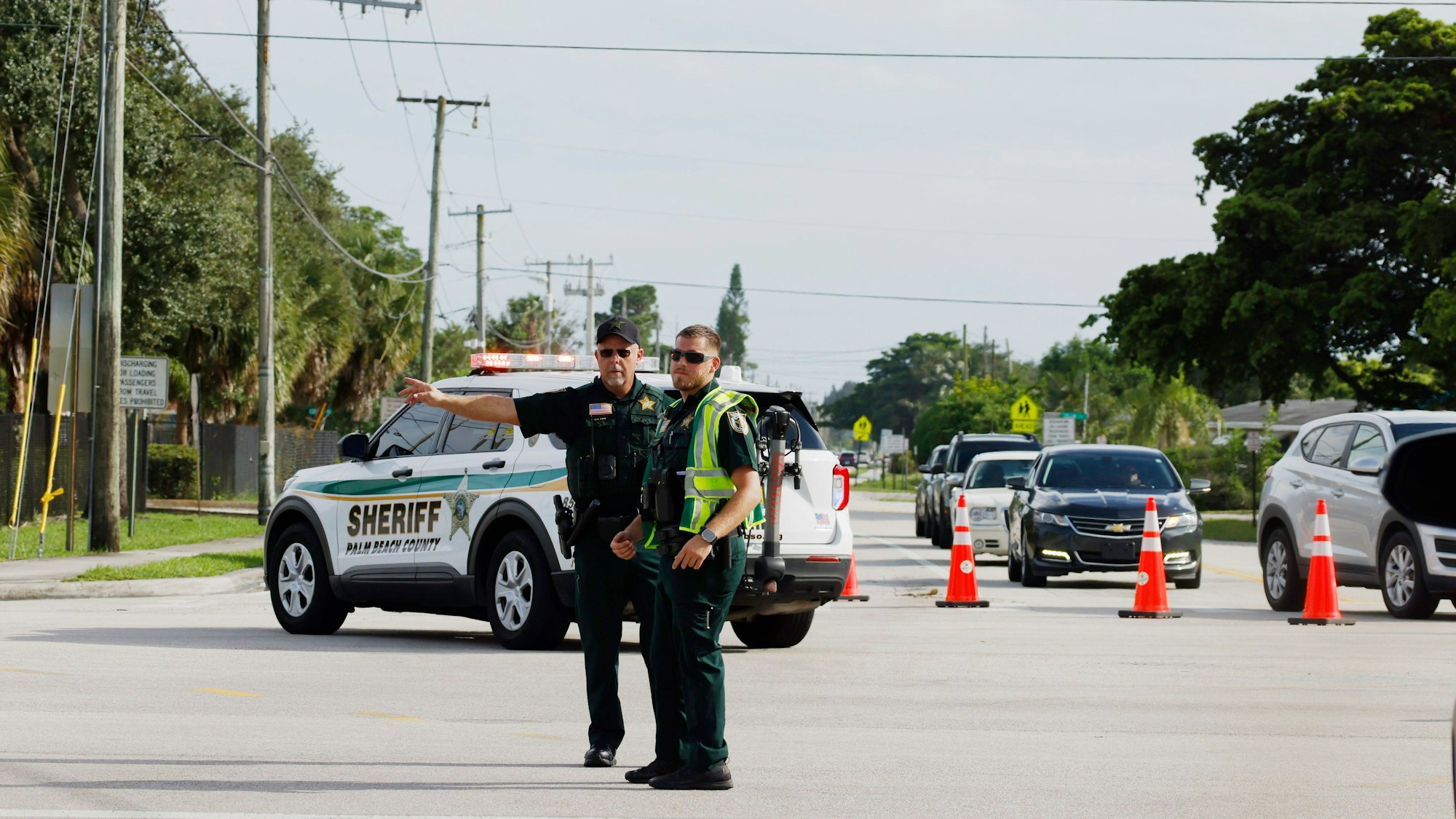 15.09.2024, USA, West Palm Beach: Polizeibeamte leiten den Verkehr in der Nähe des Trump International Golf Club um.
