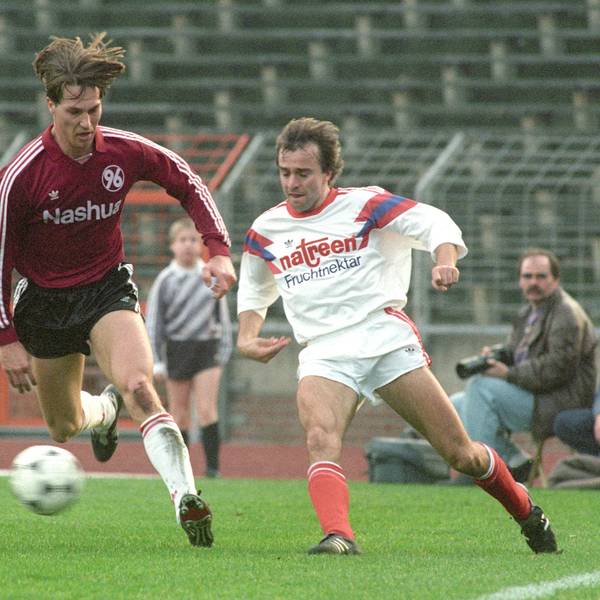 Bildnummer: 07503928 Datum: 24.02.1990 Copyright: imago/Rust
2. BL Saison 1989/1990 Hannover 96 gegen SC Fortuna Köln 1:1 am 24.02.1990 im Niedersachsenstadion. Uwe Eckel (Hannover, li.) gegen Jürgen Niggemann (Köln).; Fussball Herren GER Aktion xpo 1990 quer
Image number 07503928 date 24 02 1990 Copyright imago Rust 2 BL Season 1989 1990 Hanover 96 against SC Fortuna Cologne 1 1 at 24 02 1990 in Niedersachsen Stadium Uwe Eckel Hanover left against Jürgen Niggemann Cologne Football men ger Action shot xpo 1990 horizontal
