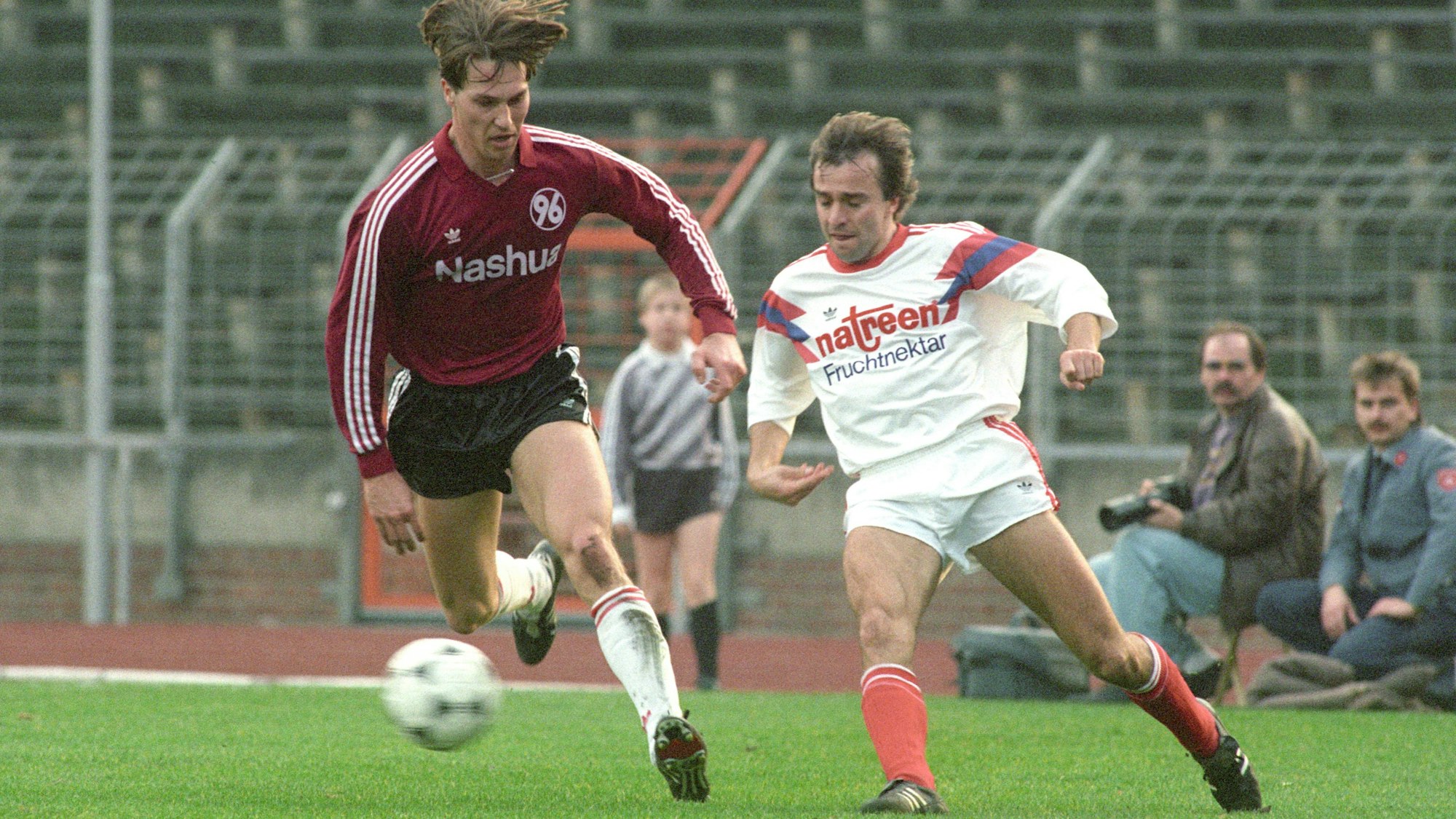 Bildnummer: 07503928 Datum: 24.02.1990 Copyright: imago/Rust
2. BL Saison 1989/1990 Hannover 96 gegen SC Fortuna Köln 1:1 am 24.02.1990 im Niedersachsenstadion. Uwe Eckel (Hannover, li.) gegen Jürgen Niggemann (Köln).; Fussball Herren GER Aktion xpo 1990 quer
Image number 07503928 date 24 02 1990 Copyright imago Rust 2 BL Season 1989 1990 Hanover 96 against SC Fortuna Cologne 1 1 at 24 02 1990 in Niedersachsen Stadium Uwe Eckel Hanover left against Jürgen Niggemann Cologne Football men ger Action shot xpo 1990 horizontal