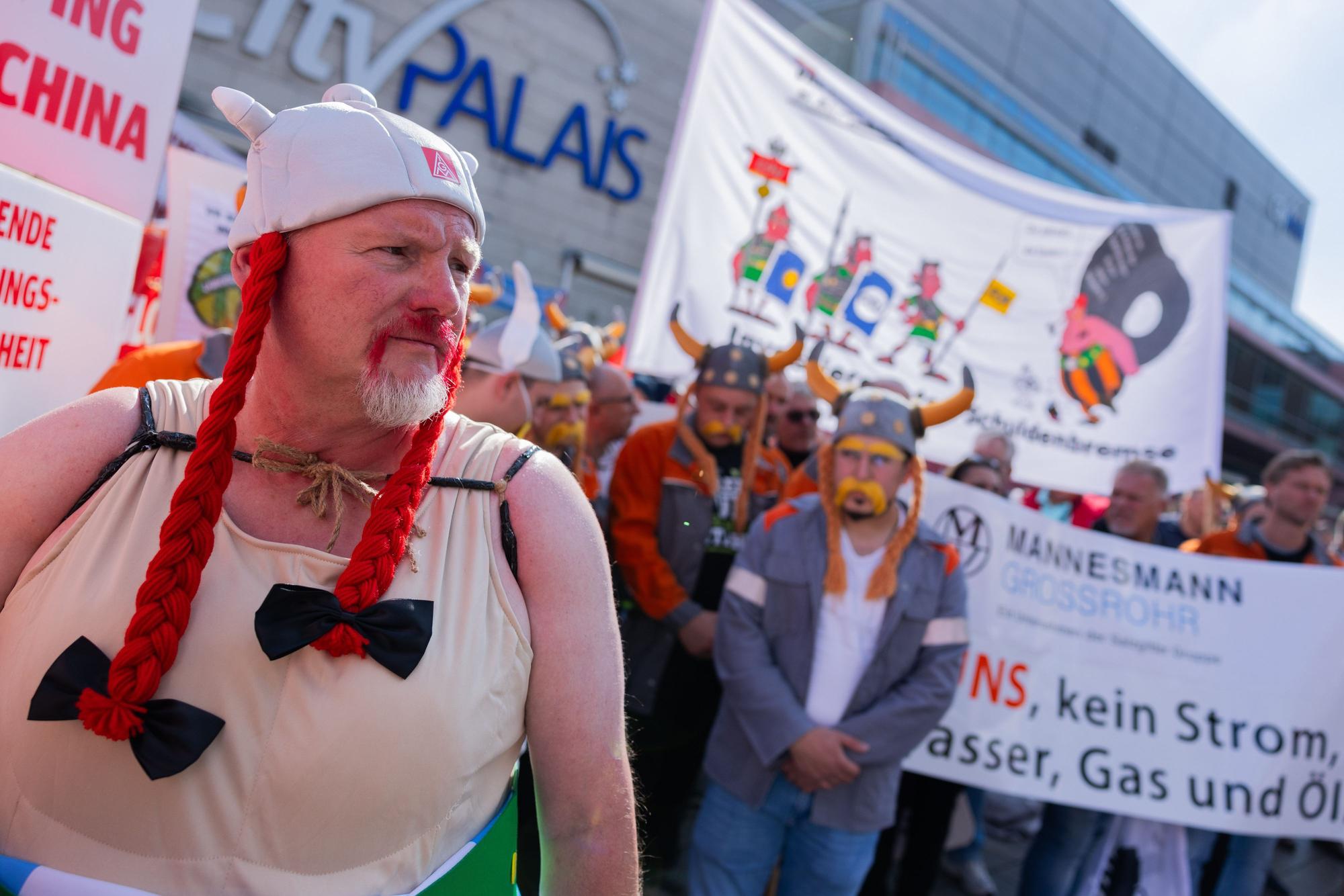 16.09.2024, Nordrhein-Westfalen, Duisburg: Stahlarbeiter von Salzgitter und Thyssenkrupp demonstrieren vor dem "Nationalen Stahlgipfel" des Wirtschaftsministeriums von Nordrhein-Westfalen vor der Mercatorhalle. Vertreter aus Politik und Wirtschaft wollen über die Zukunft der Stahlindustrie in Deutschland diskutieren. Foto: Rolf Vennenbernd/dpa +++ dpa-Bildfunk +++