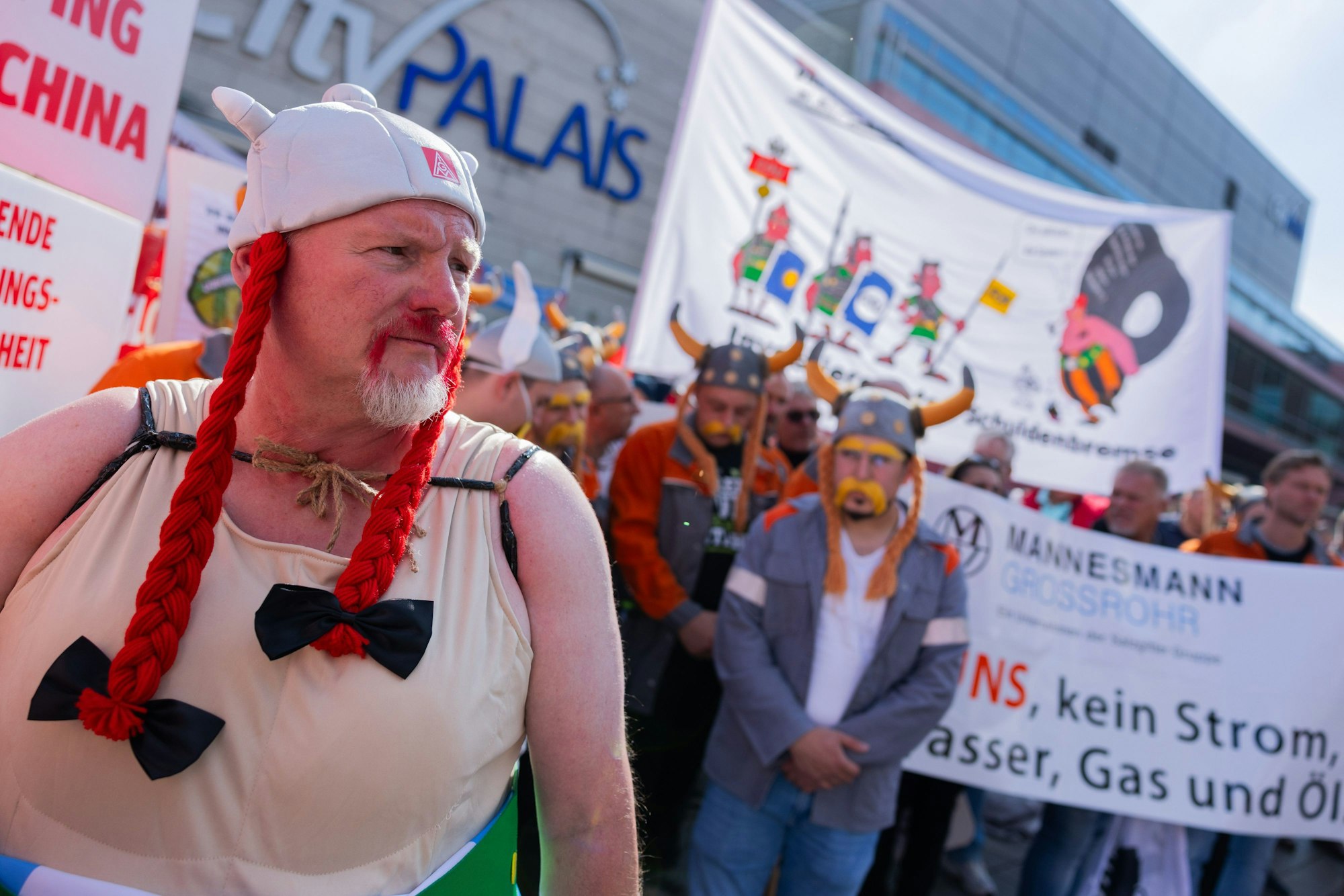 16.09.2024, Nordrhein-Westfalen, Duisburg: Stahlarbeiter von Salzgitter und Thyssenkrupp demonstrieren vor dem "Nationalen Stahlgipfel" des Wirtschaftsministeriums von Nordrhein-Westfalen vor der Mercatorhalle. Vertreter aus Politik und Wirtschaft wollen über die Zukunft der Stahlindustrie in Deutschland diskutieren. Foto: Rolf Vennenbernd/dpa +++ dpa-Bildfunk +++