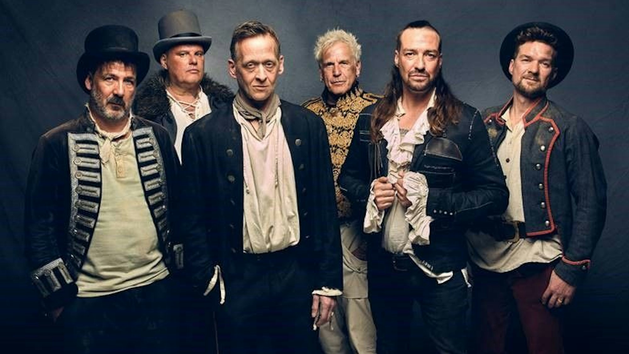 Die Rockgruppe In Extremo posiert in historischen Uniformen und Kostümen.