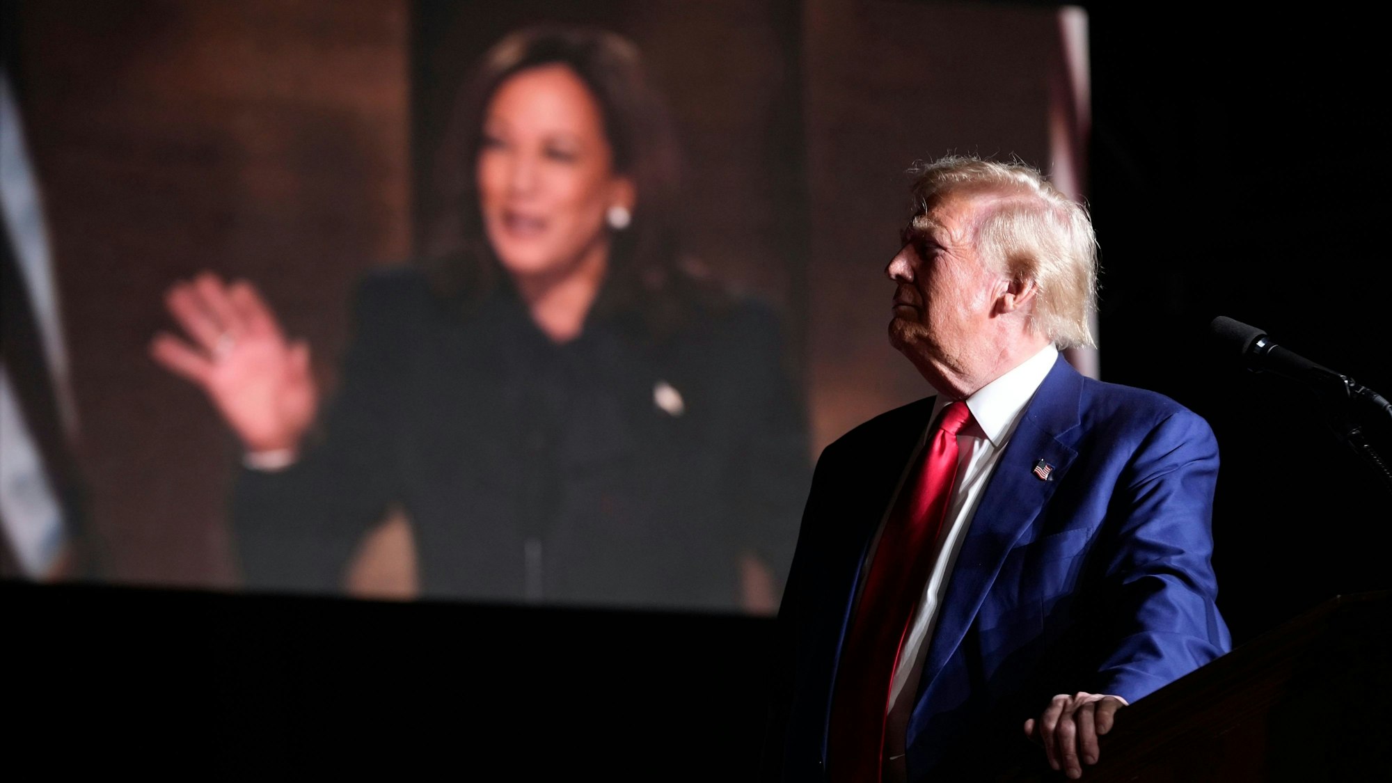 Zum zweiten Mal wurde Donald Trump Ziel eines Attentatsversuchs. Der Wahlkampf zwischen dem Republikaner und seiner Kontrahentin Kamala Harris wird buchstäblich lebensgefährlich, kommentiert Karl Doemens. (Archivbild)
