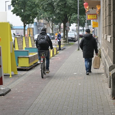 Das Foto zeigt das Verkehrsexperiment an der Hauptstraße.