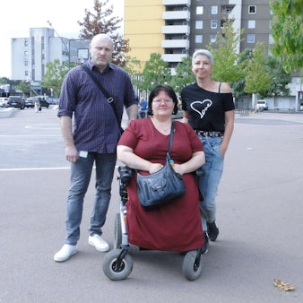 Oksana Huliaieva (Mitte) wird im Alltag von Roman Friedrich (links) und der ebenfalls aus der Ukraine geflüchteten Olena Badyka unterstützt.