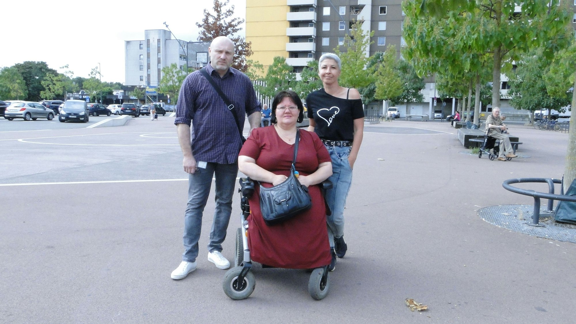 Oksana Huliaieva (Mitte) wird im Alltag von Roman Friedrich (links) und der ebenfalls aus der Ukraine geflüchteten Olena Badyka unterstützt.