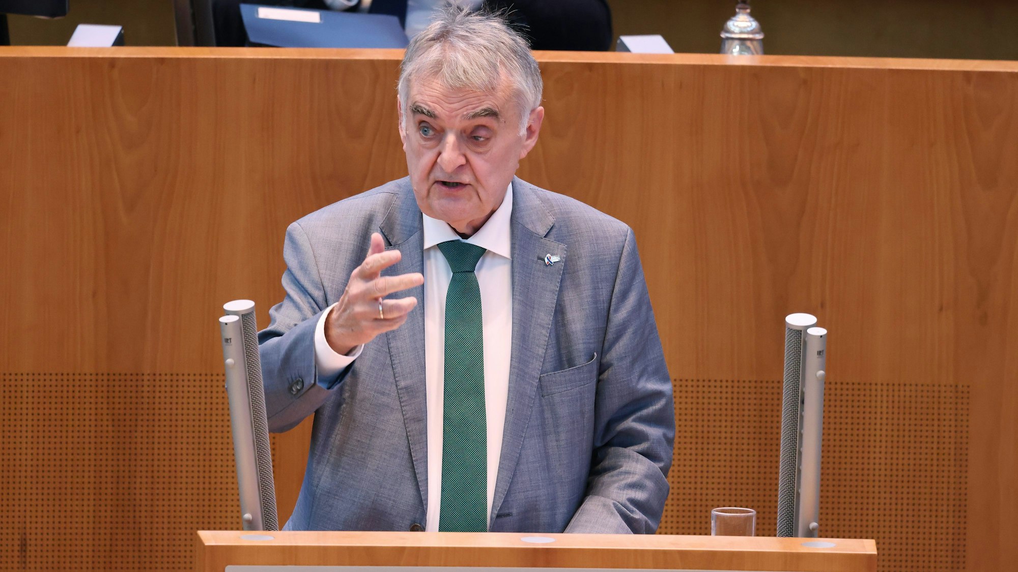 Der nordrhein-westfälische Innenminister Herbert Reul (CDU) spricht über den Anschlag von Solingen bei einer Plenarsitzung im Landtag.