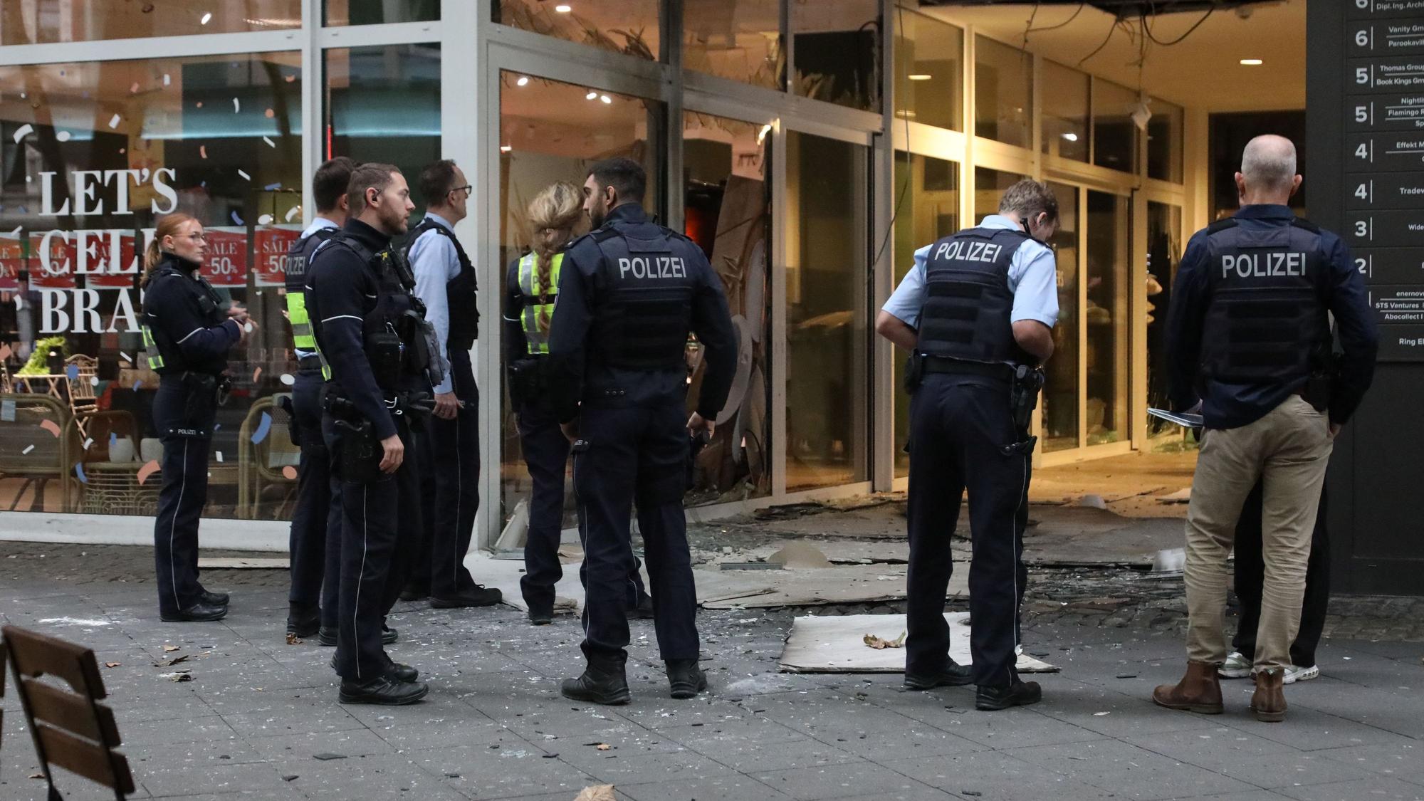 In der Passage zwischen Butlers und dem Nachtclub Vanity hat ein Unbekannter am Montagmorgen (16.9.2024) einen Sprengsatz gezündet.