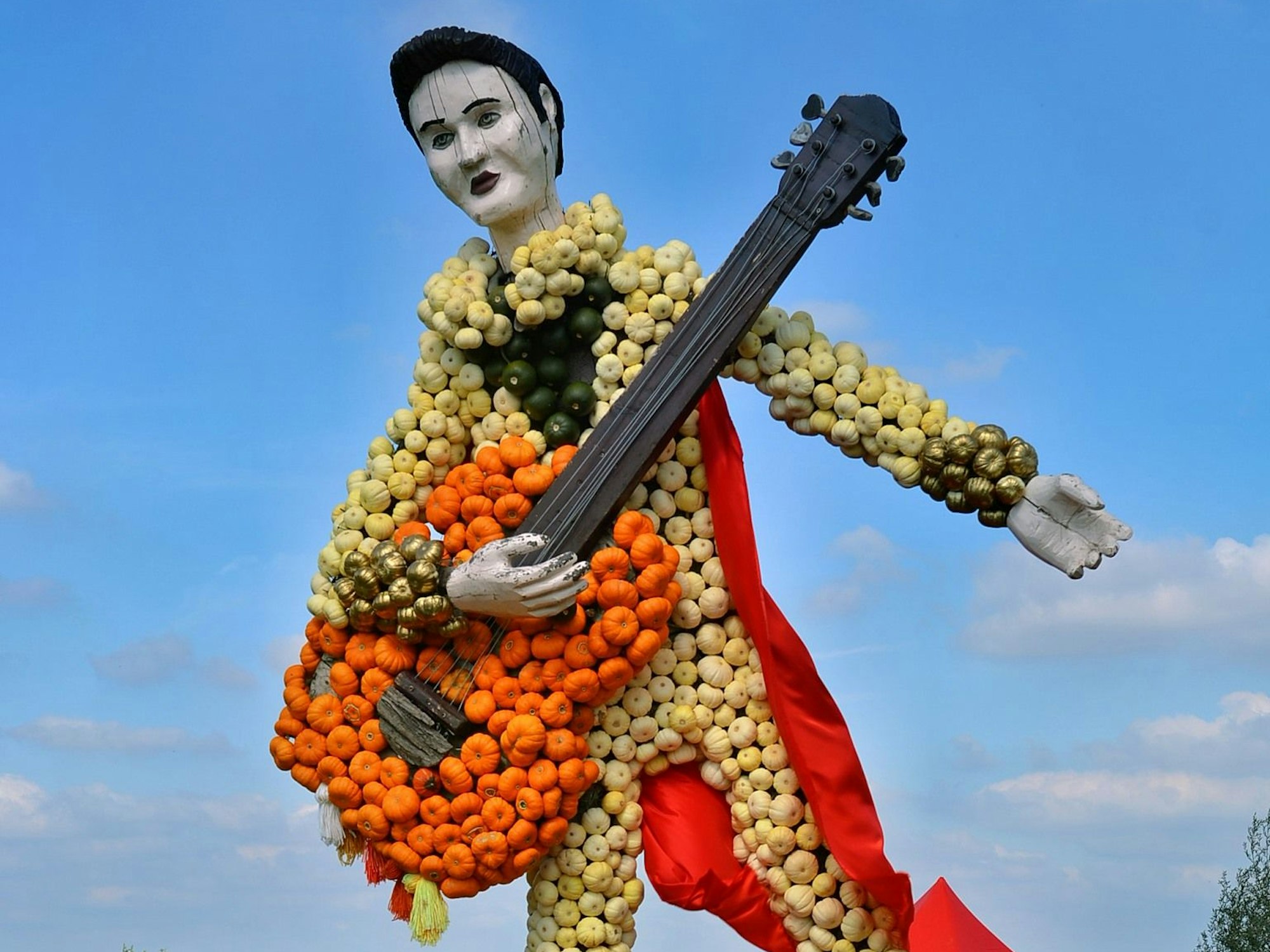 Aus Kürbissen ist eine Elvis-Presley-Figur gestaltet.