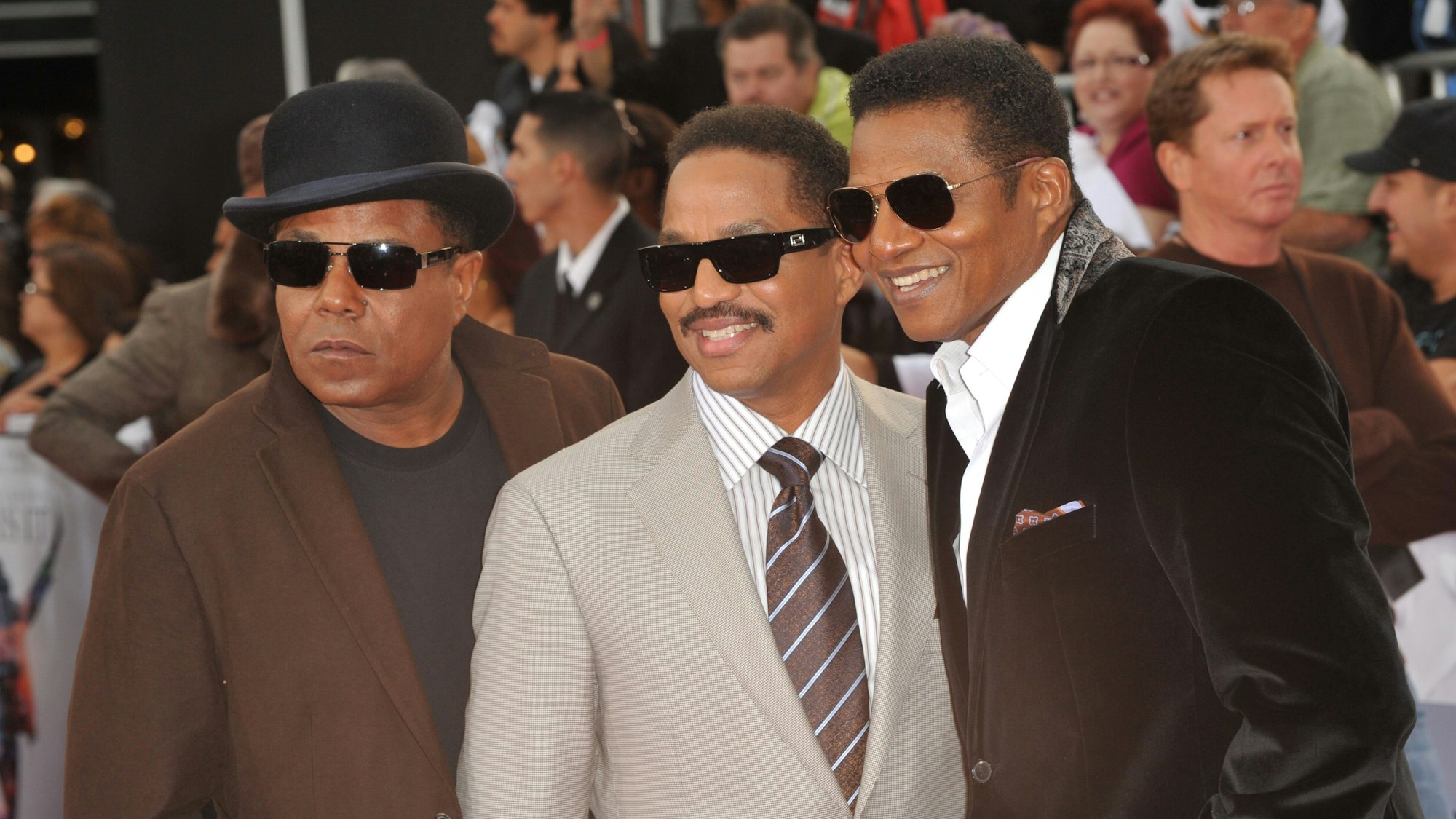 Tito Jackson (l) war mit seinen Brüdern Jackie (m) und Jermaine (r) Teil der Jackson Five.