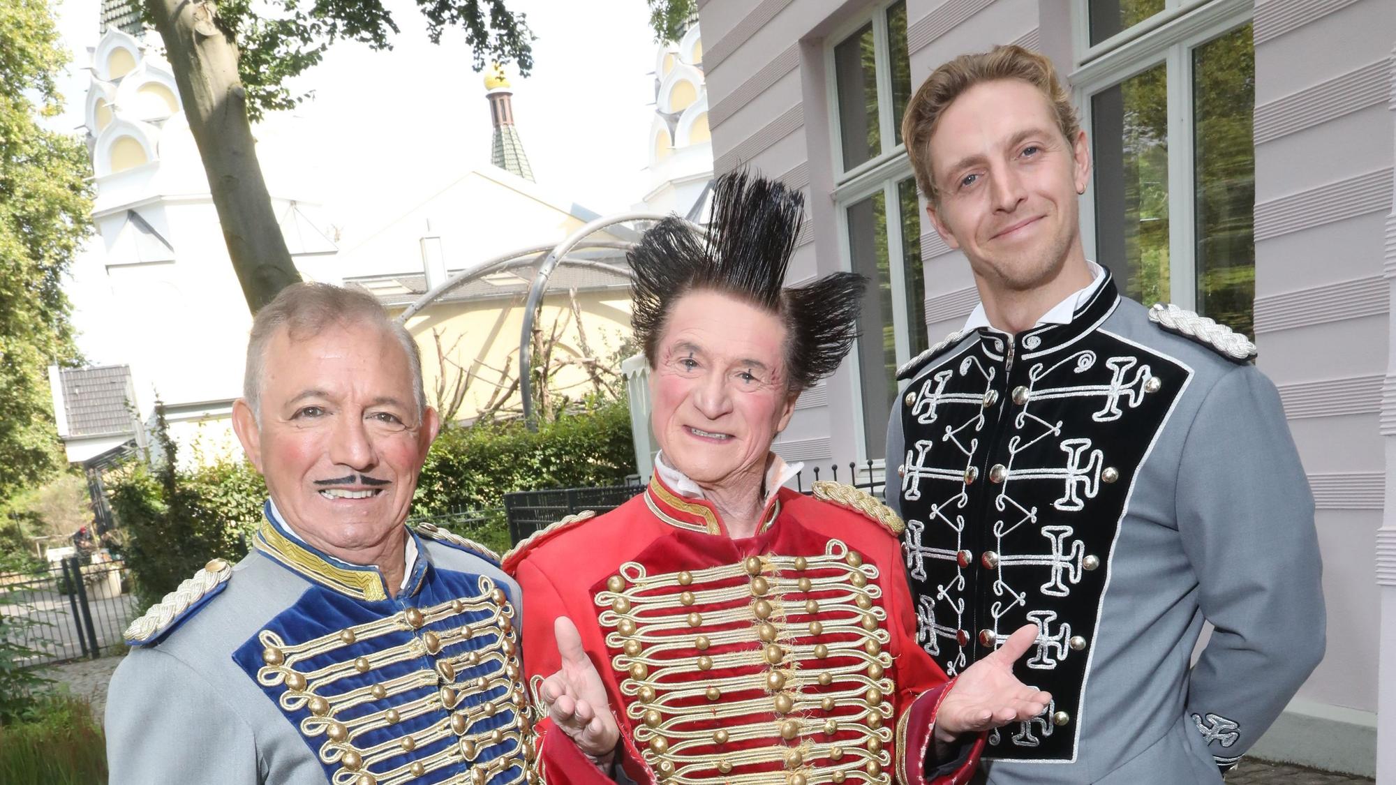 Daris, Gianni und Nick Huesco in Clownskostümen.
