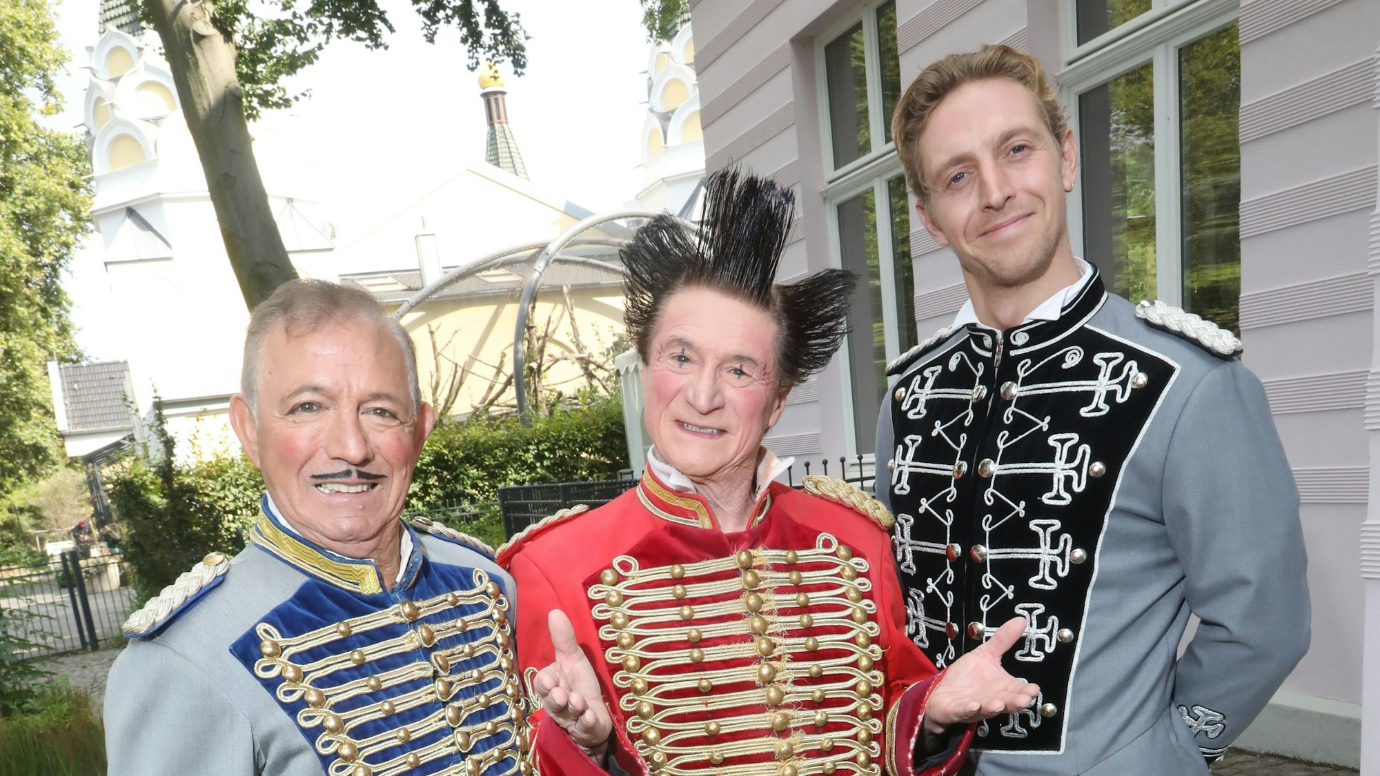 Daris, Gianni und Nick Huesco in Clownskostümen.