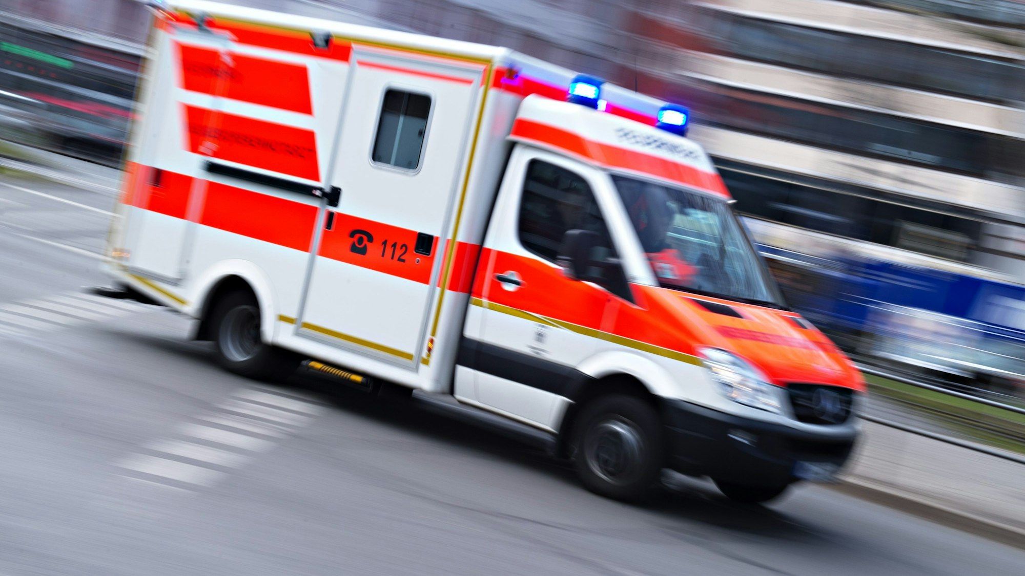 Ein Rettungswagen fährt mit Blaulicht.