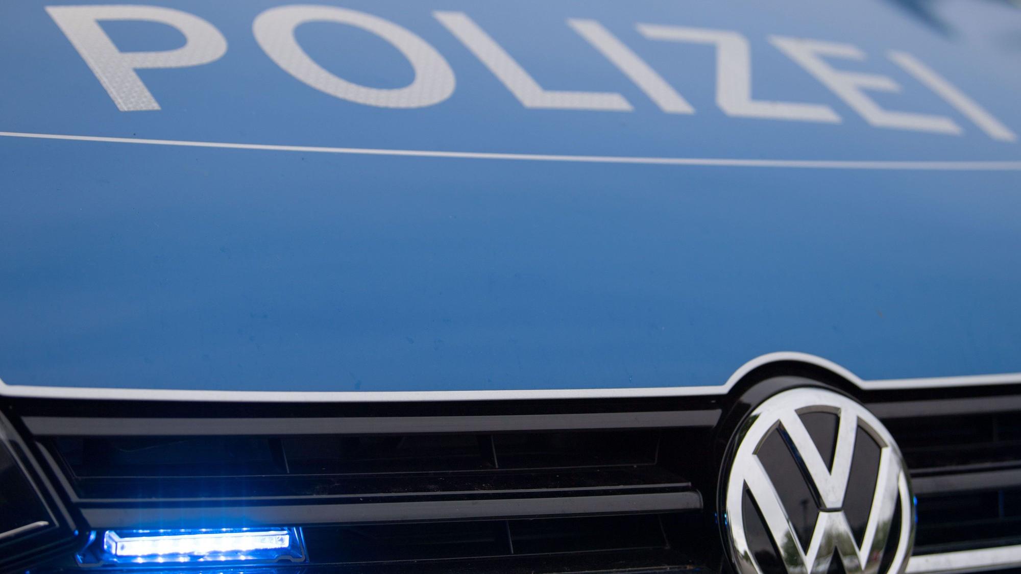 Ein Blaulicht leuchtet an einer Polizeistreife. (Symbolfoto)