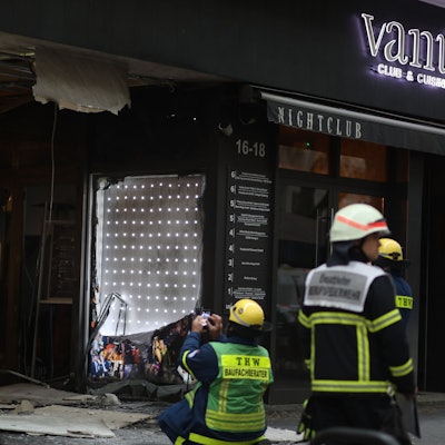Personen vom THW stehen nach Explosionen vor dem Kölner Nachtclub Vanity.