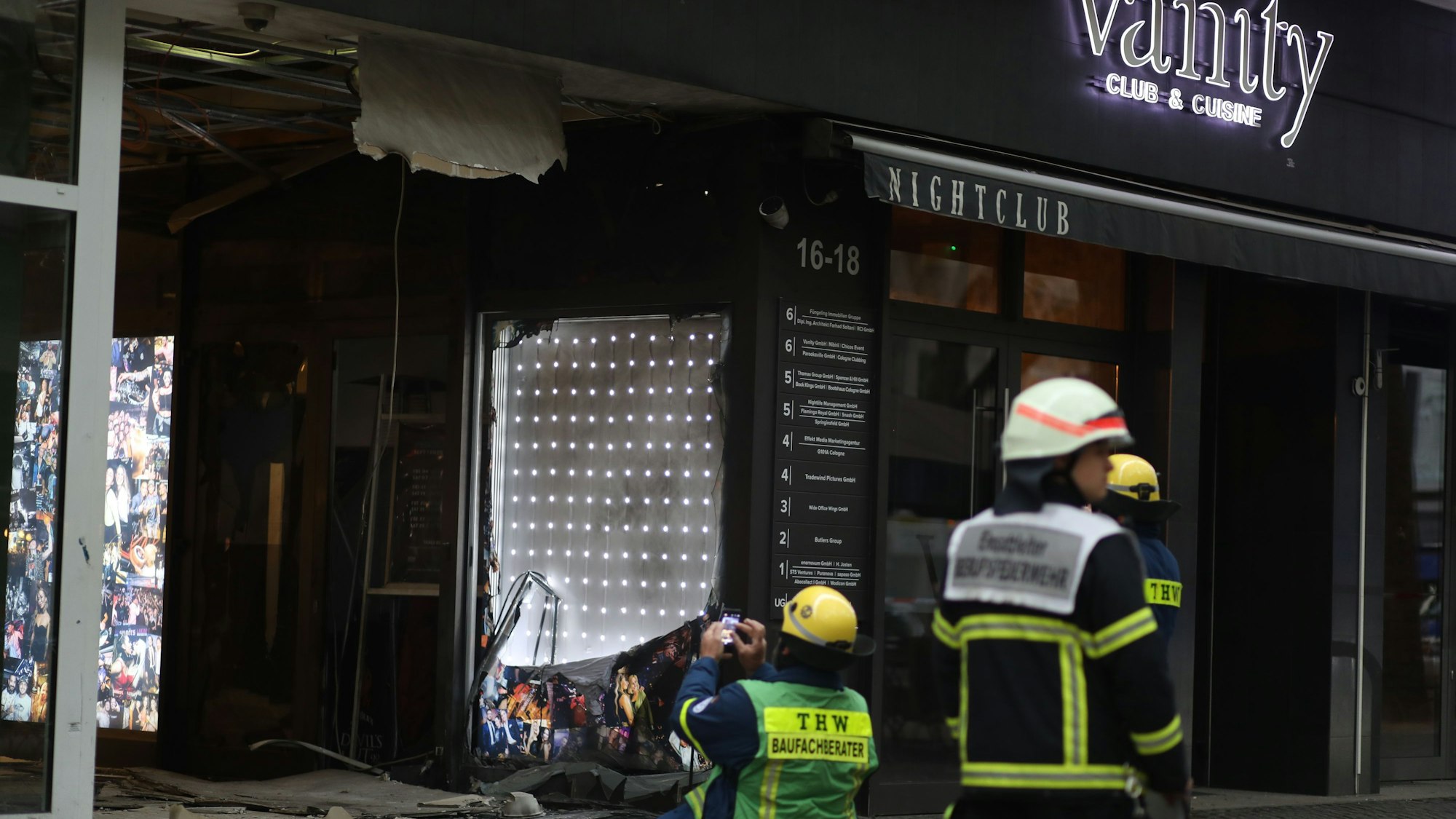 Personen vom THW stehen nach Explosionen vor dem Kölner Nachtclub Vanity.