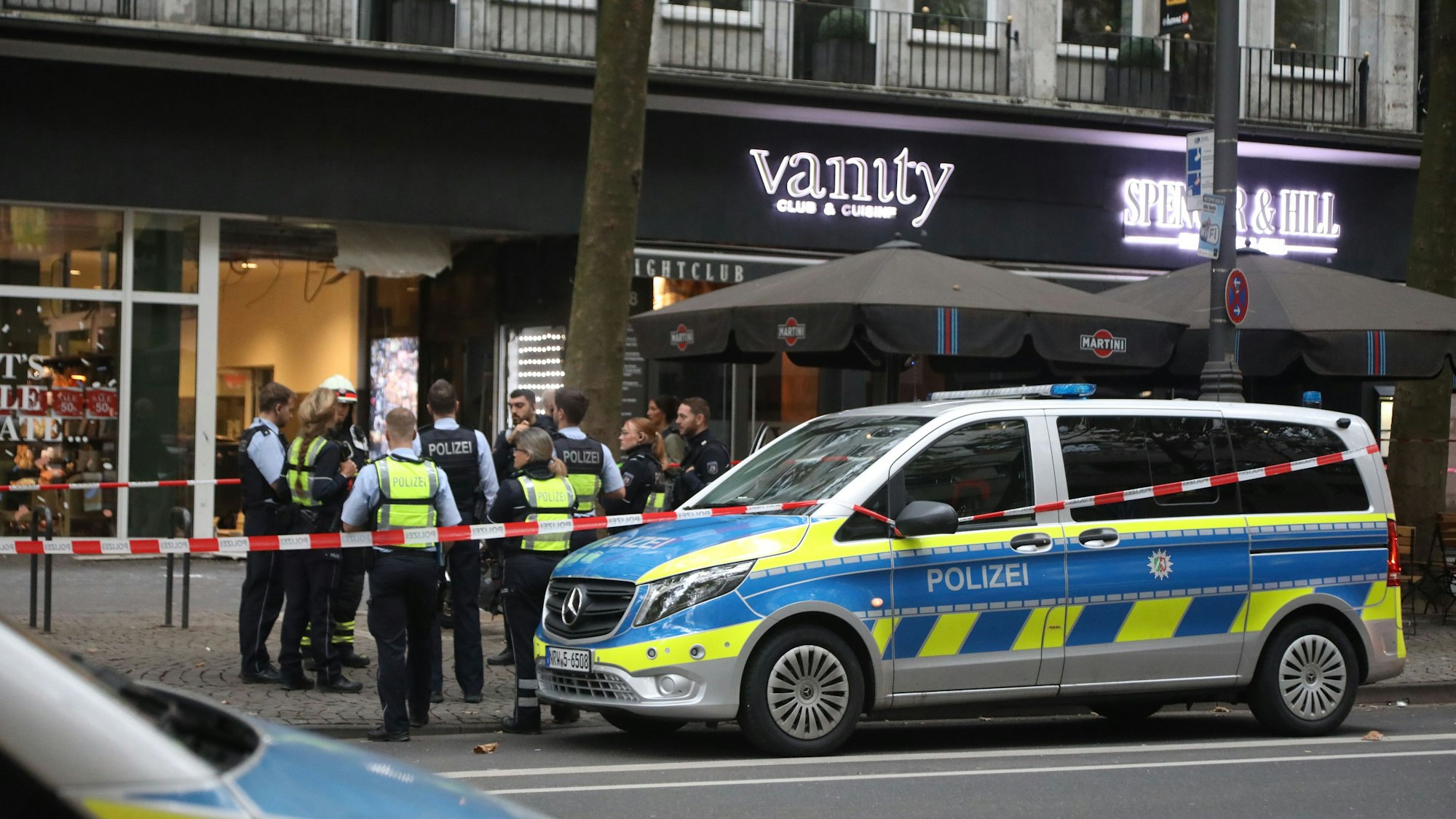 Polizisten stehen am Einsatzort auf dem Hohenzollernring.