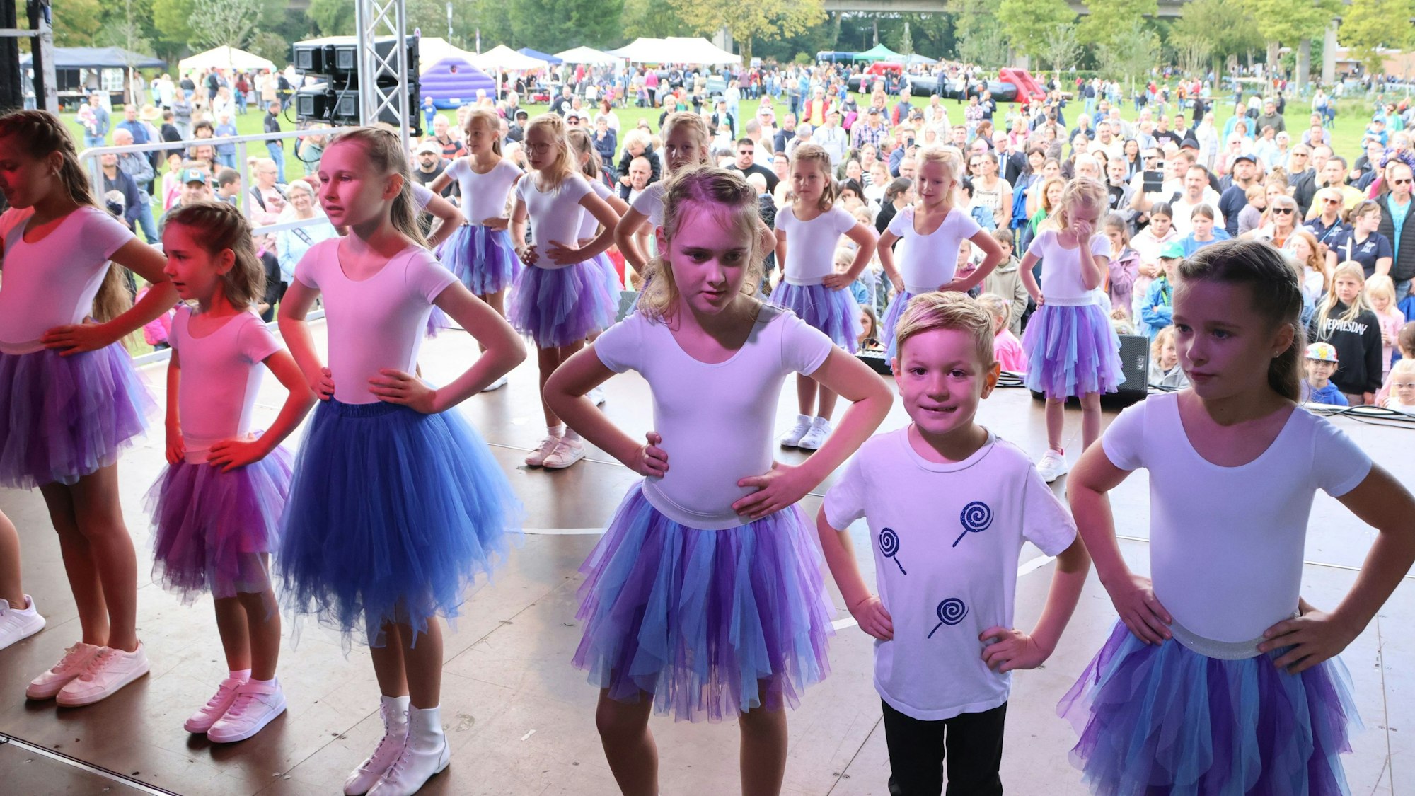Beim Weltkindertag standen auch die Lollipops vom KV Bielstein auf der Bühne im Wiehlpark.